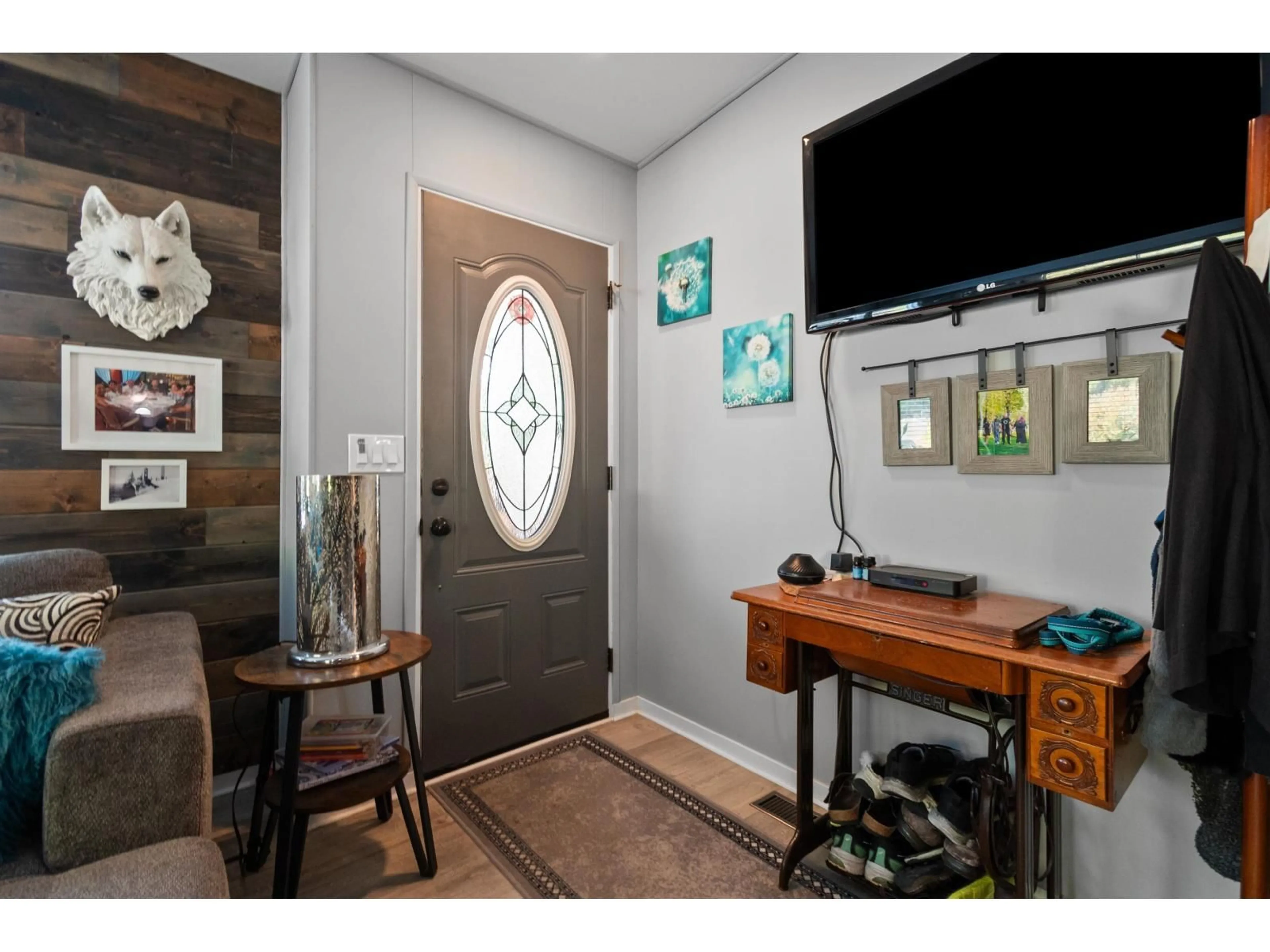 Indoor entryway for 141 - 46511 CHILLIWACK LAKE ROAD, Chilliwack British Columbia V2R3S4