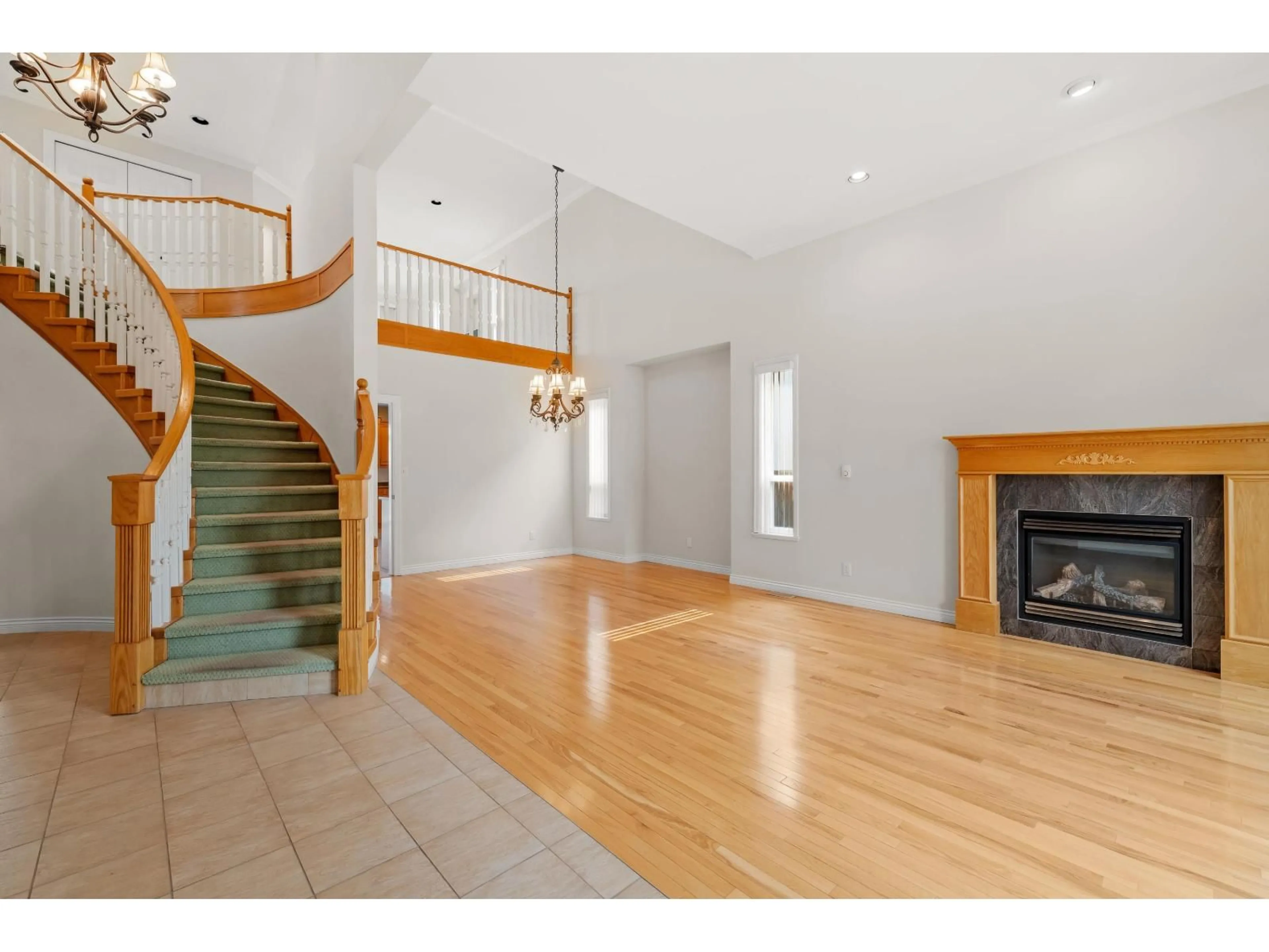 Indoor foyer for 10872 166, Surrey British Columbia V4N5E2