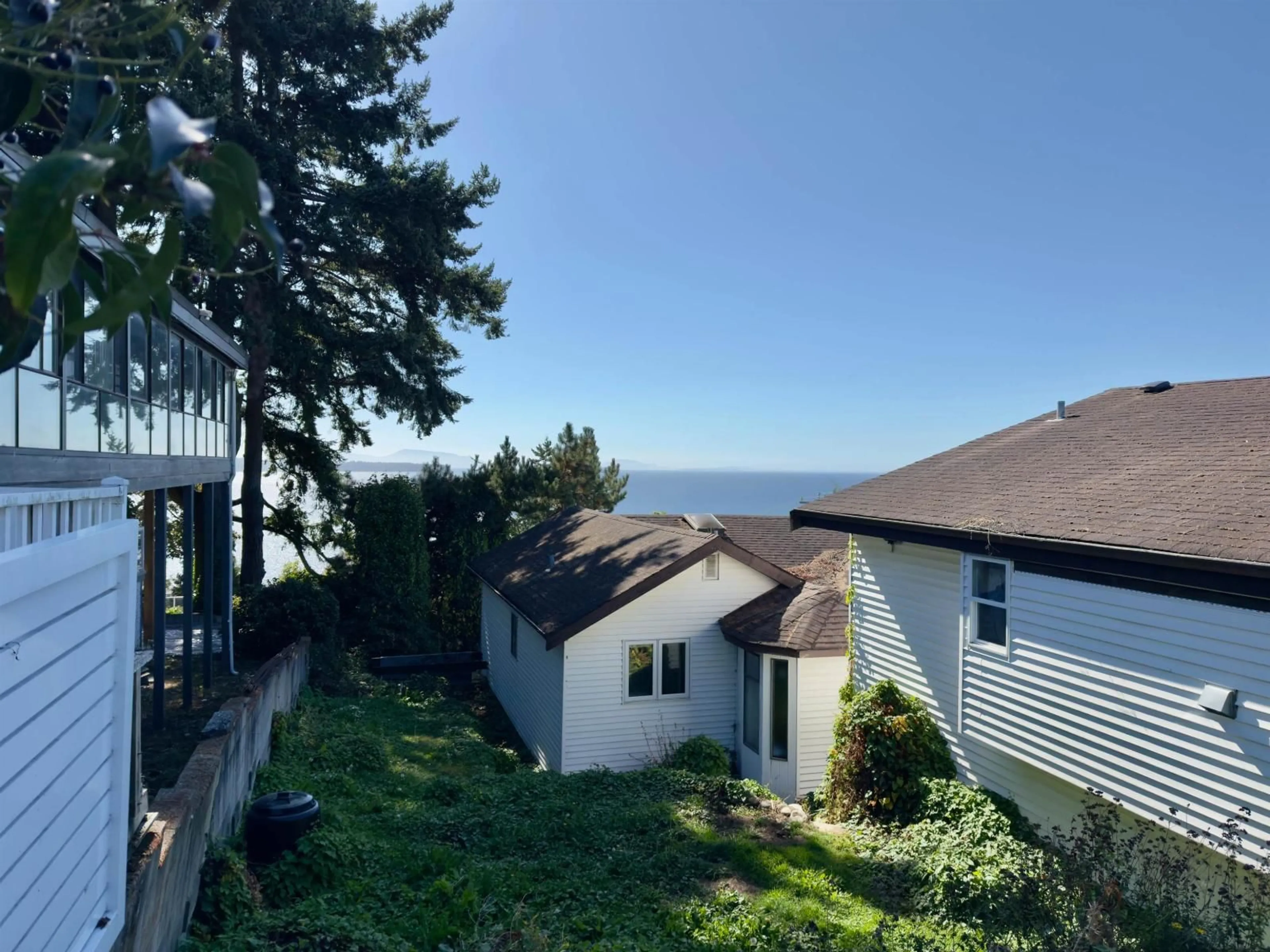 A pic from outside/outdoor area/front of a property/back of a property/a pic from drone, water/lake/river/ocean view for 1352 OXFORD, White Rock British Columbia V4B3R2