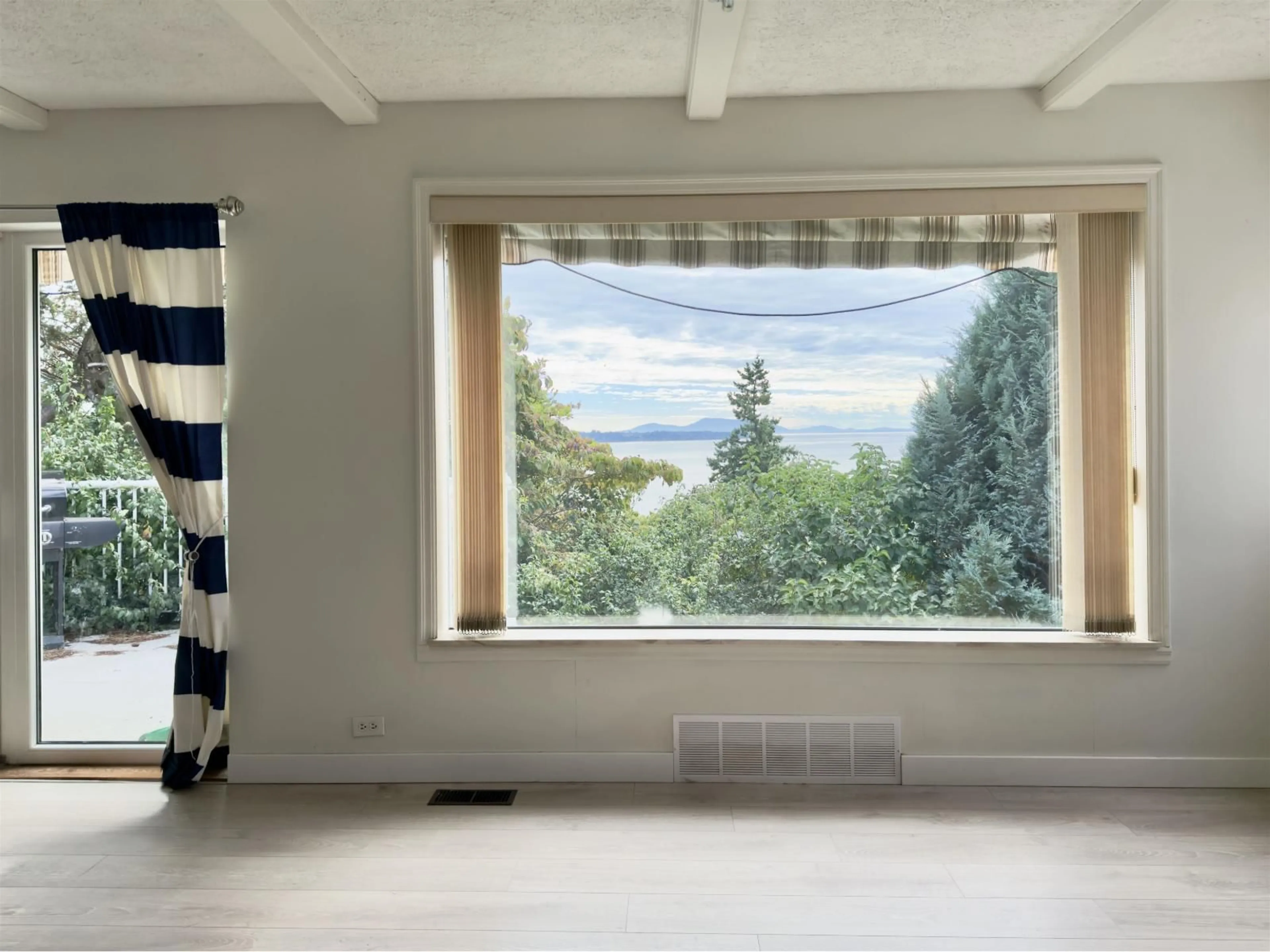A pic of a room for 1352 OXFORD, White Rock British Columbia V4B3R2