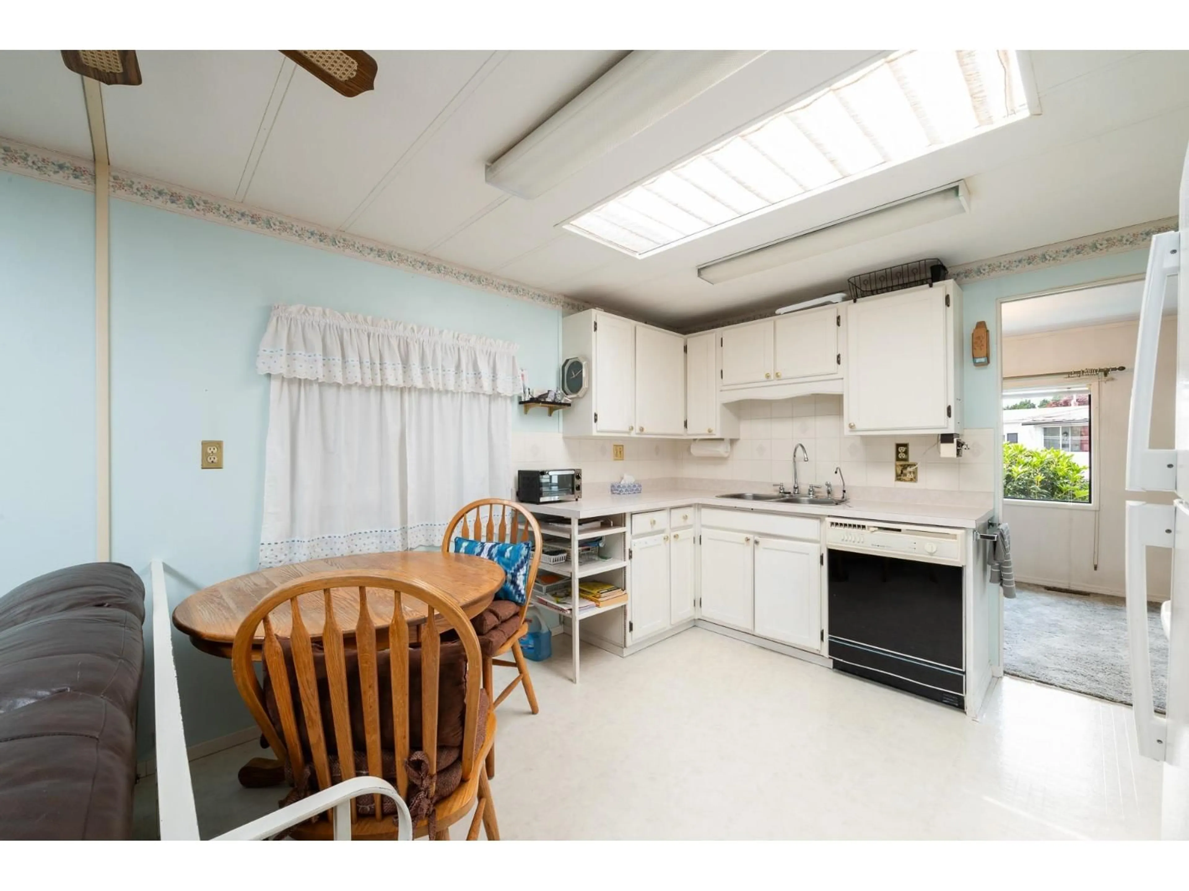 Standard kitchen, unknown for 2184 CUMBRIA, Surrey British Columbia V4A5K3
