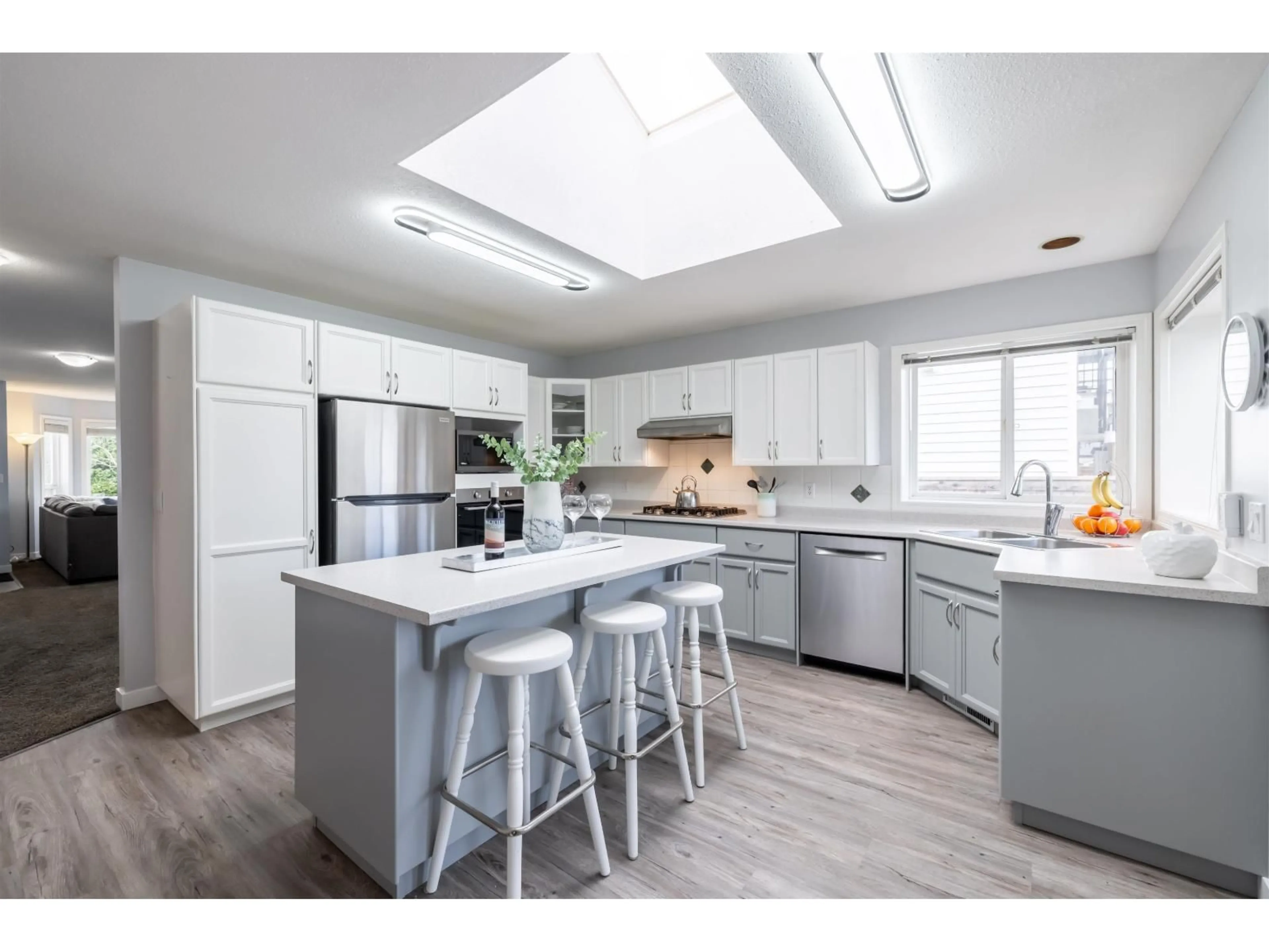 Open concept kitchen, unknown for 34775 2ND, Abbotsford British Columbia V2S8C1
