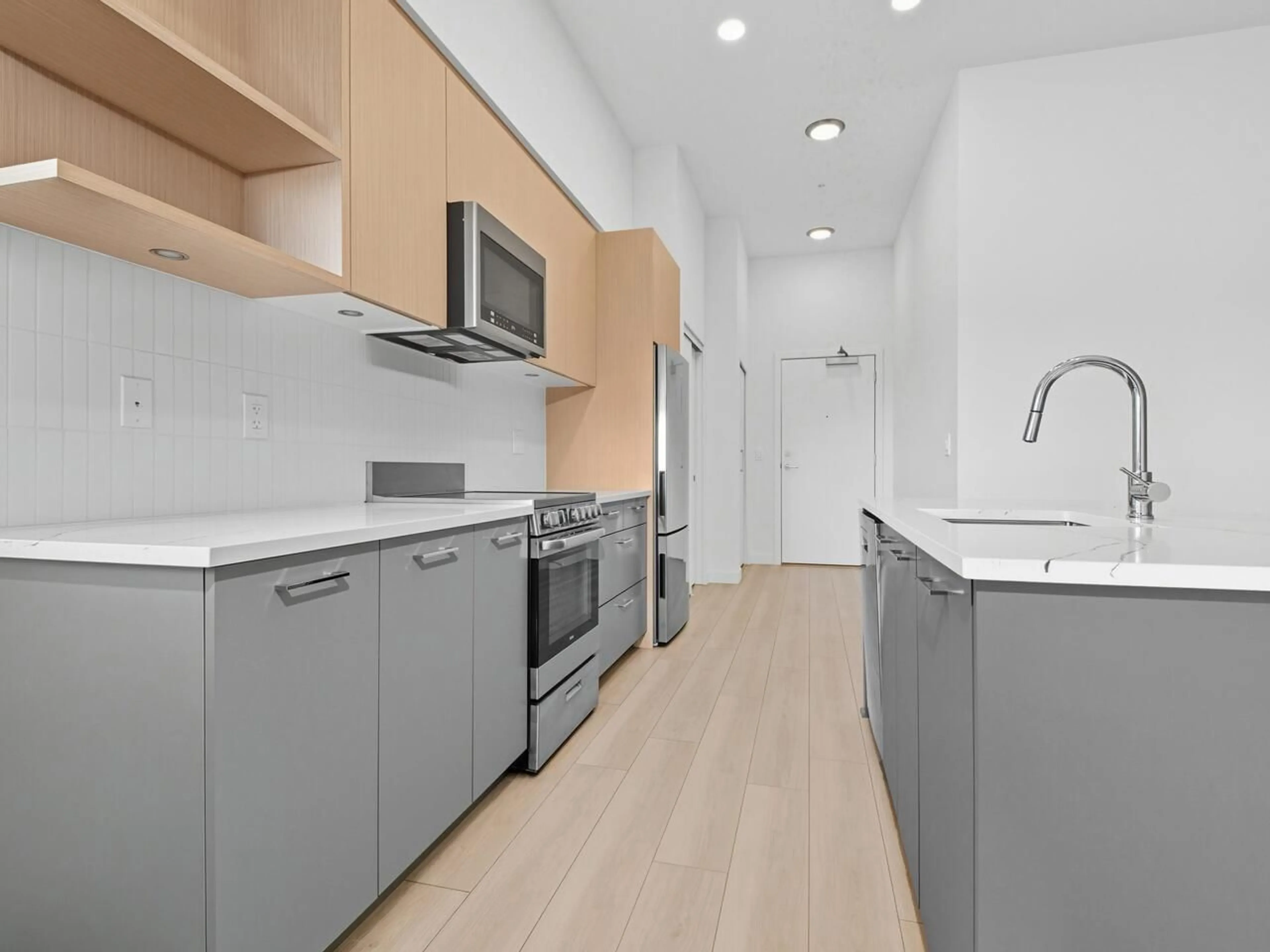 Standard kitchen, unknown for 617 - 10777 138, Surrey British Columbia V3T0T5