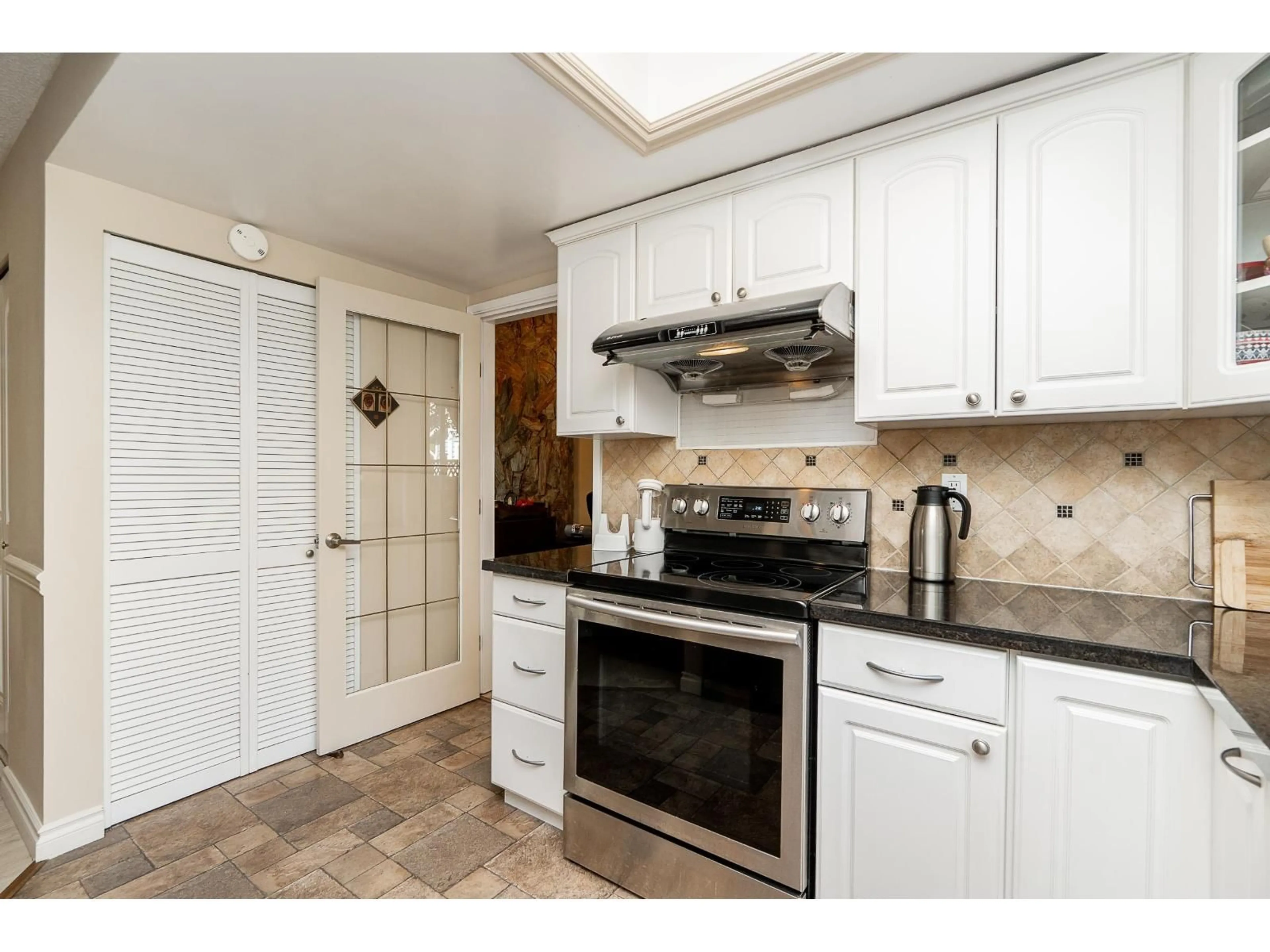 Standard kitchen, ceramic/tile floor for 9674 155A, Surrey British Columbia V3R7N8