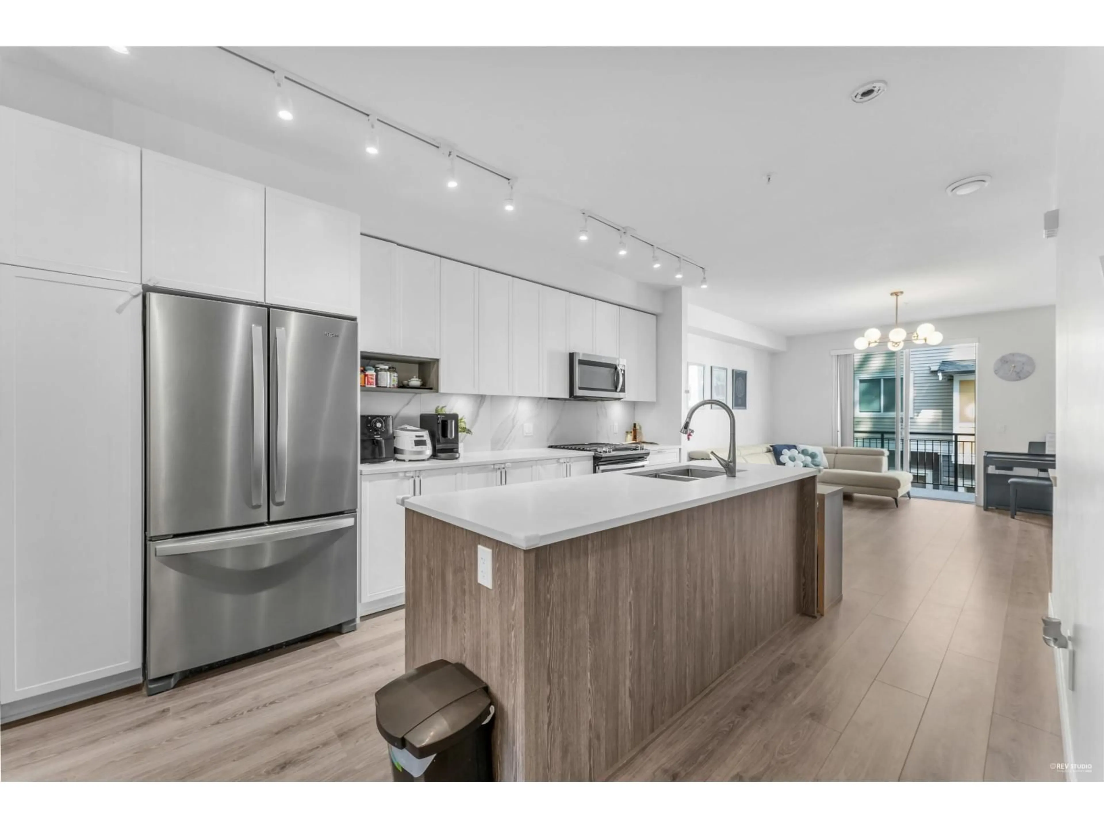 Open concept kitchen, wood/laminate floor for 134 - 9718 161A, Surrey British Columbia V4N6S7