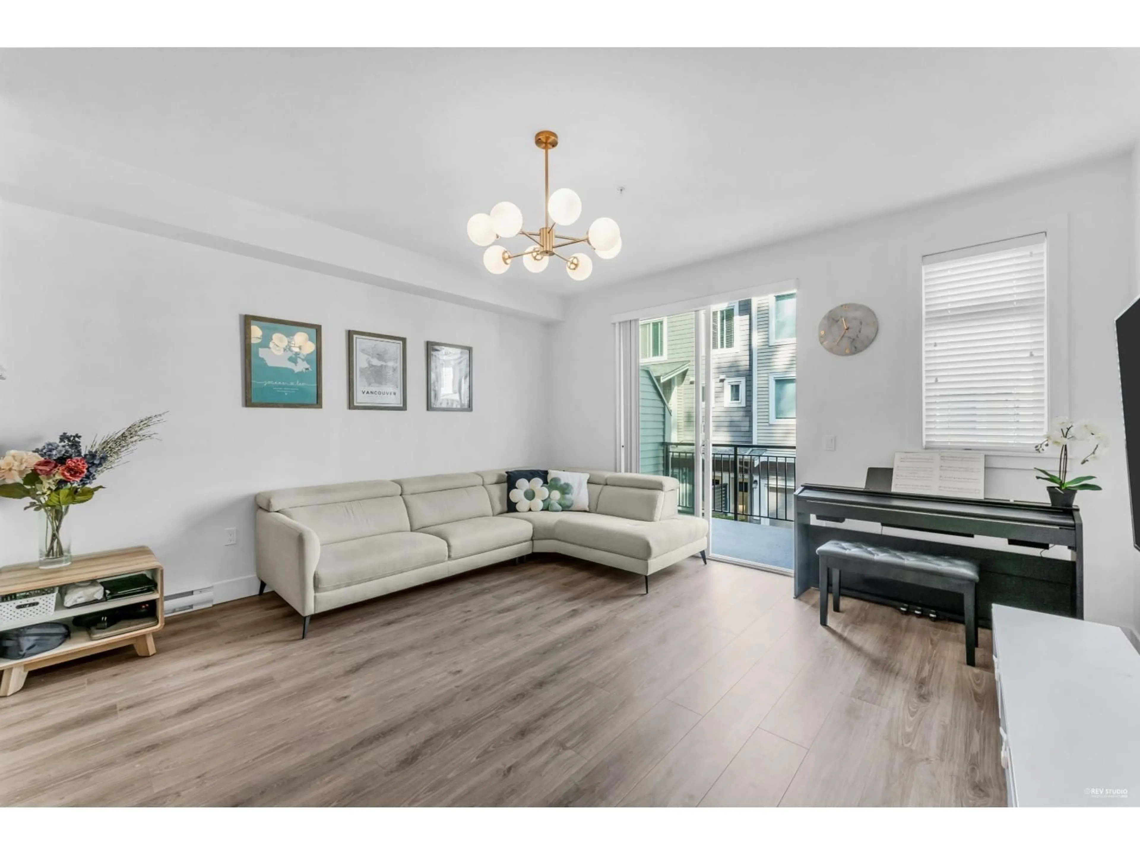 Living room with furniture, wood/laminate floor for 134 - 9718 161A, Surrey British Columbia V4N6S7