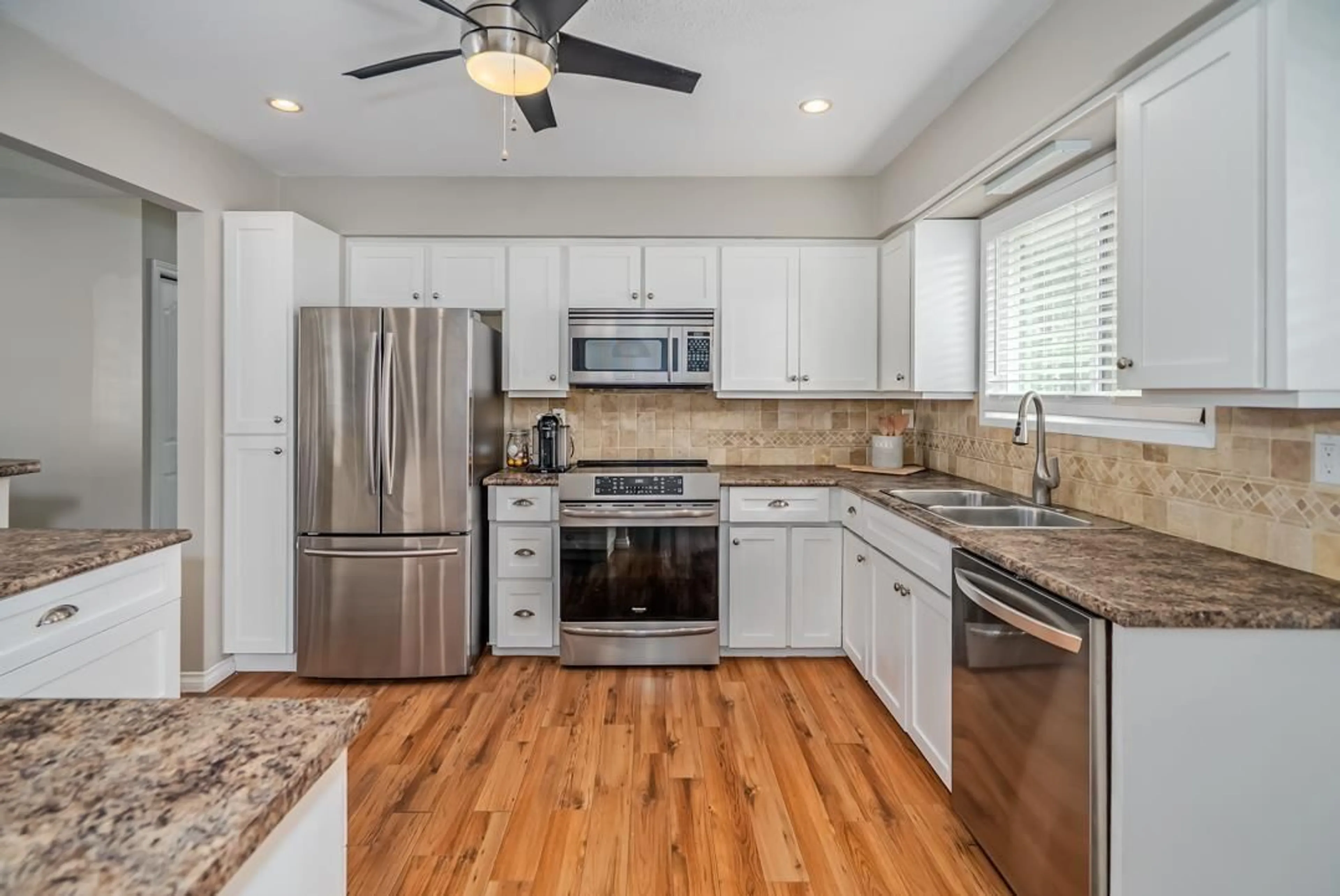Open concept kitchen, unknown for 9210 212A, Langley British Columbia V1M2B9