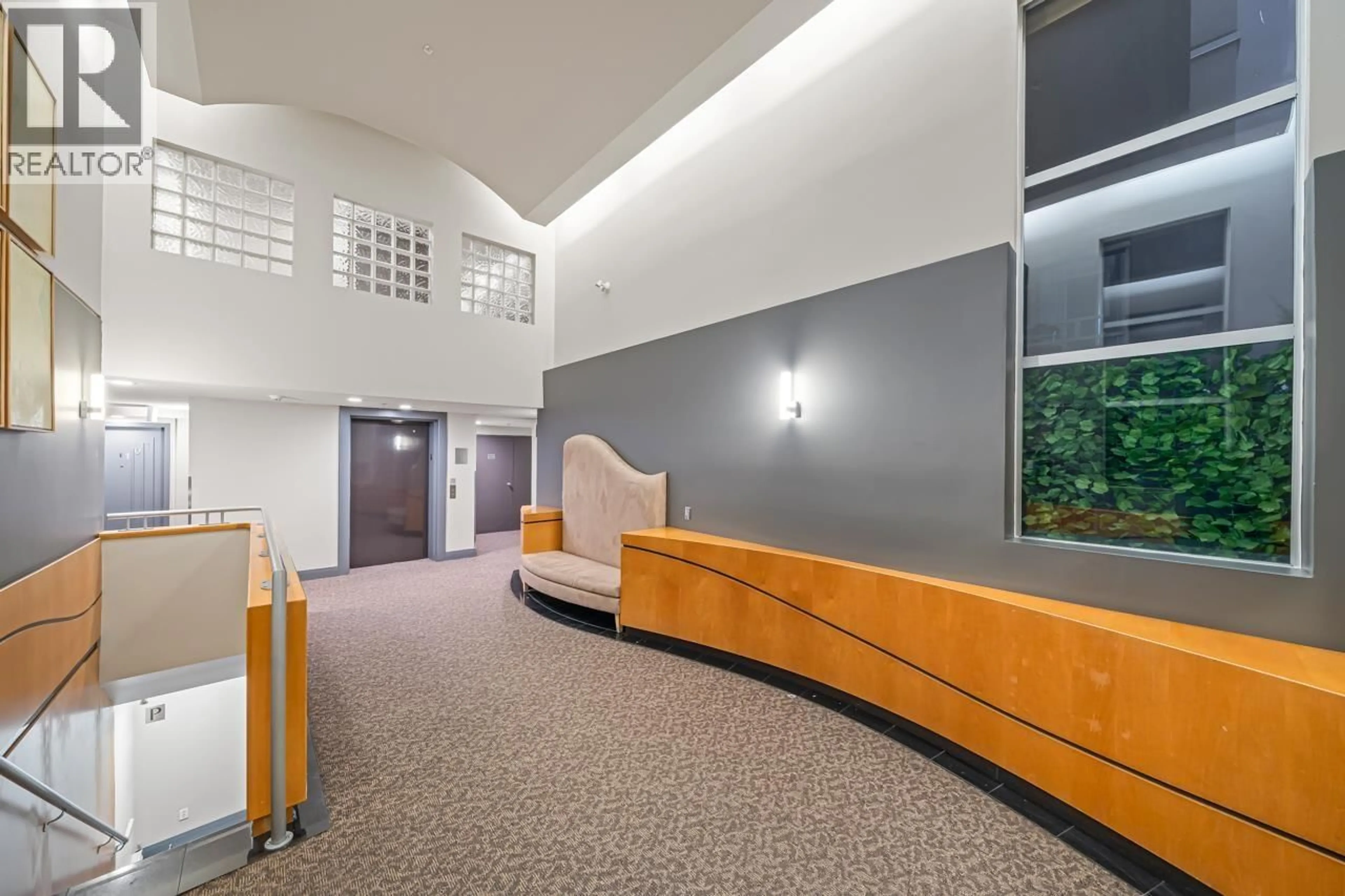 Indoor foyer for 403 - 3083 4TH AVENUE, Vancouver British Columbia V6K1R5