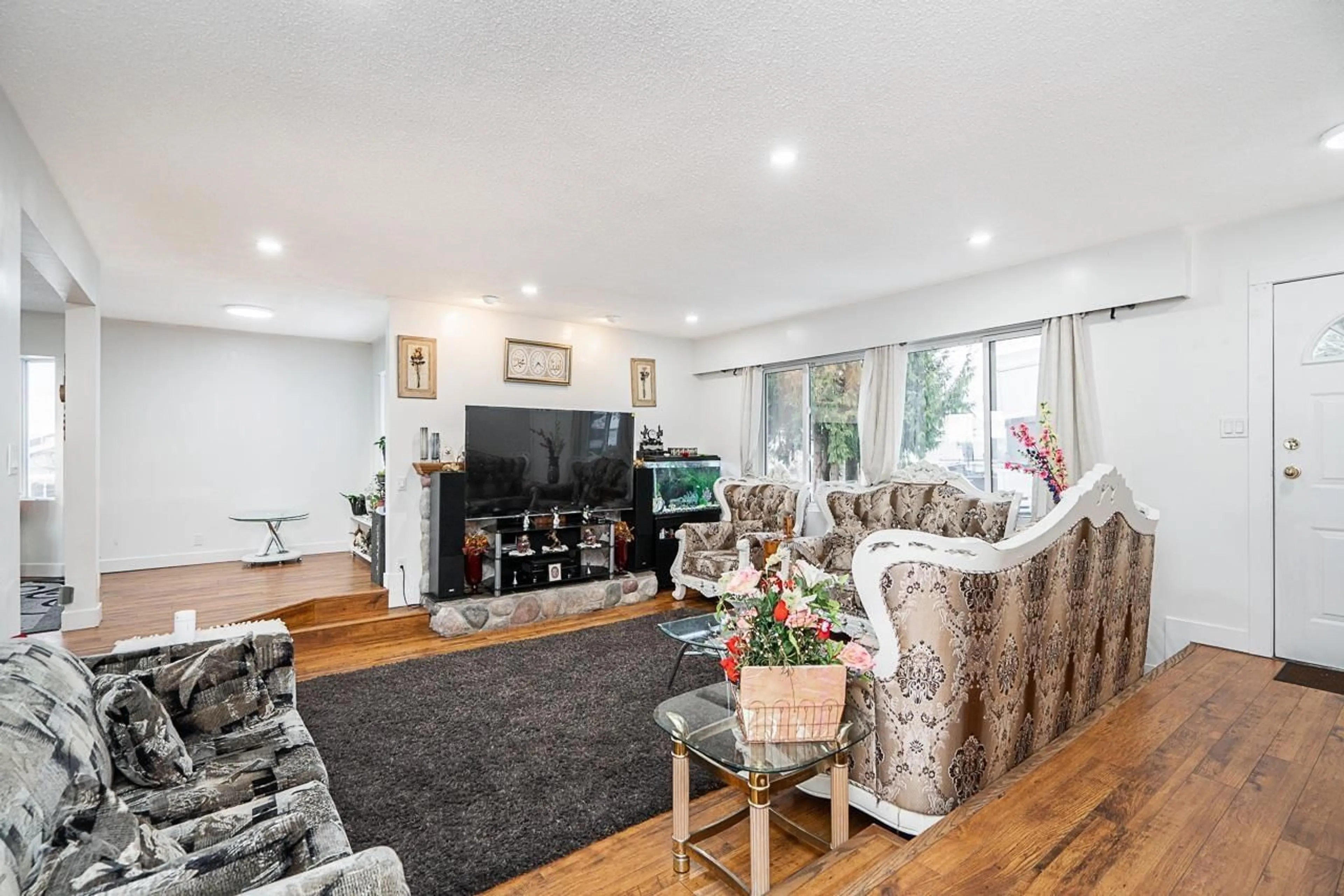 Living room with furniture, wood/laminate floor for 11455 139A, Surrey British Columbia V3R3E9