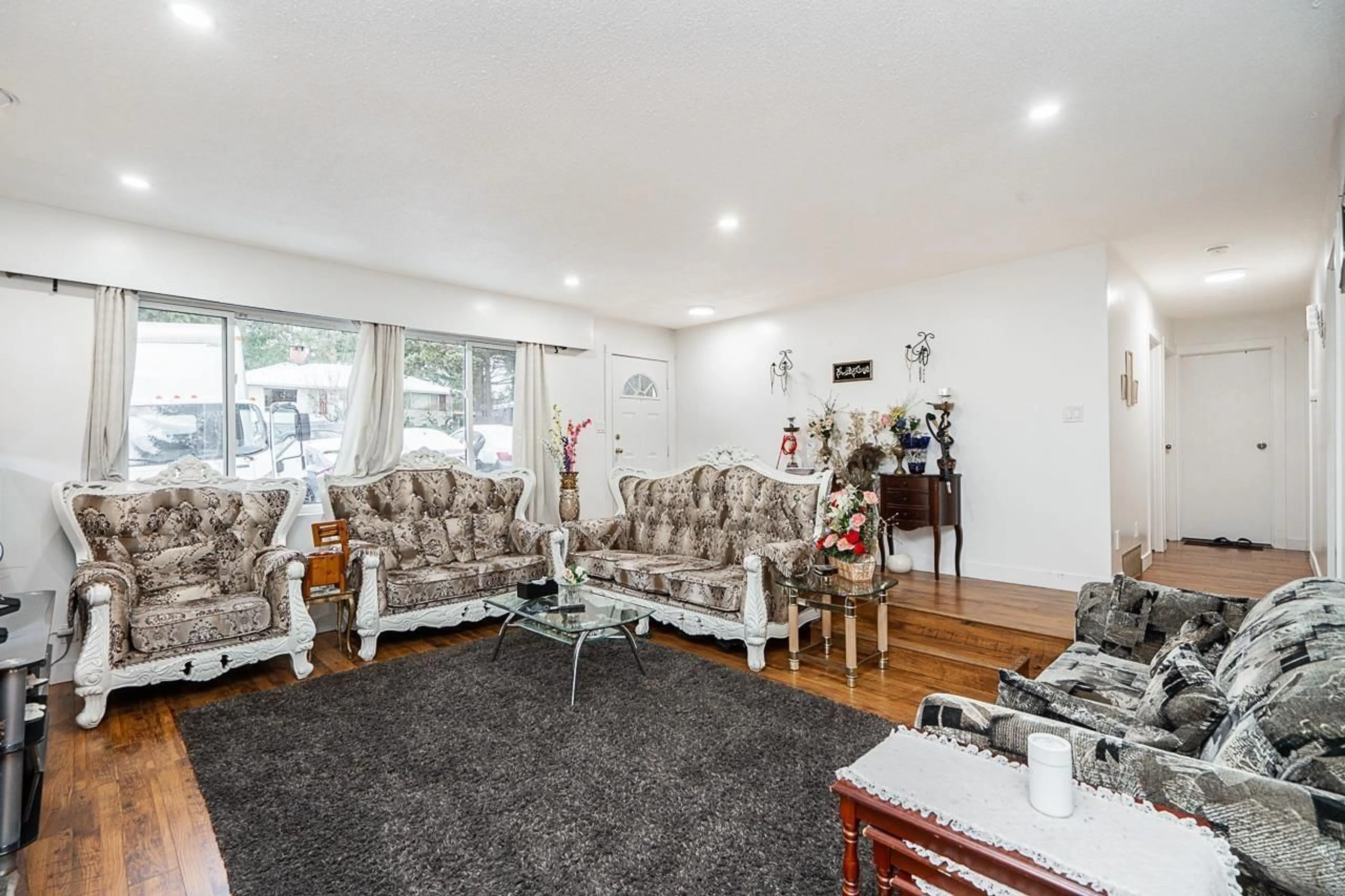 Living room with furniture, unknown for 11455 139A, Surrey British Columbia V3R3E9
