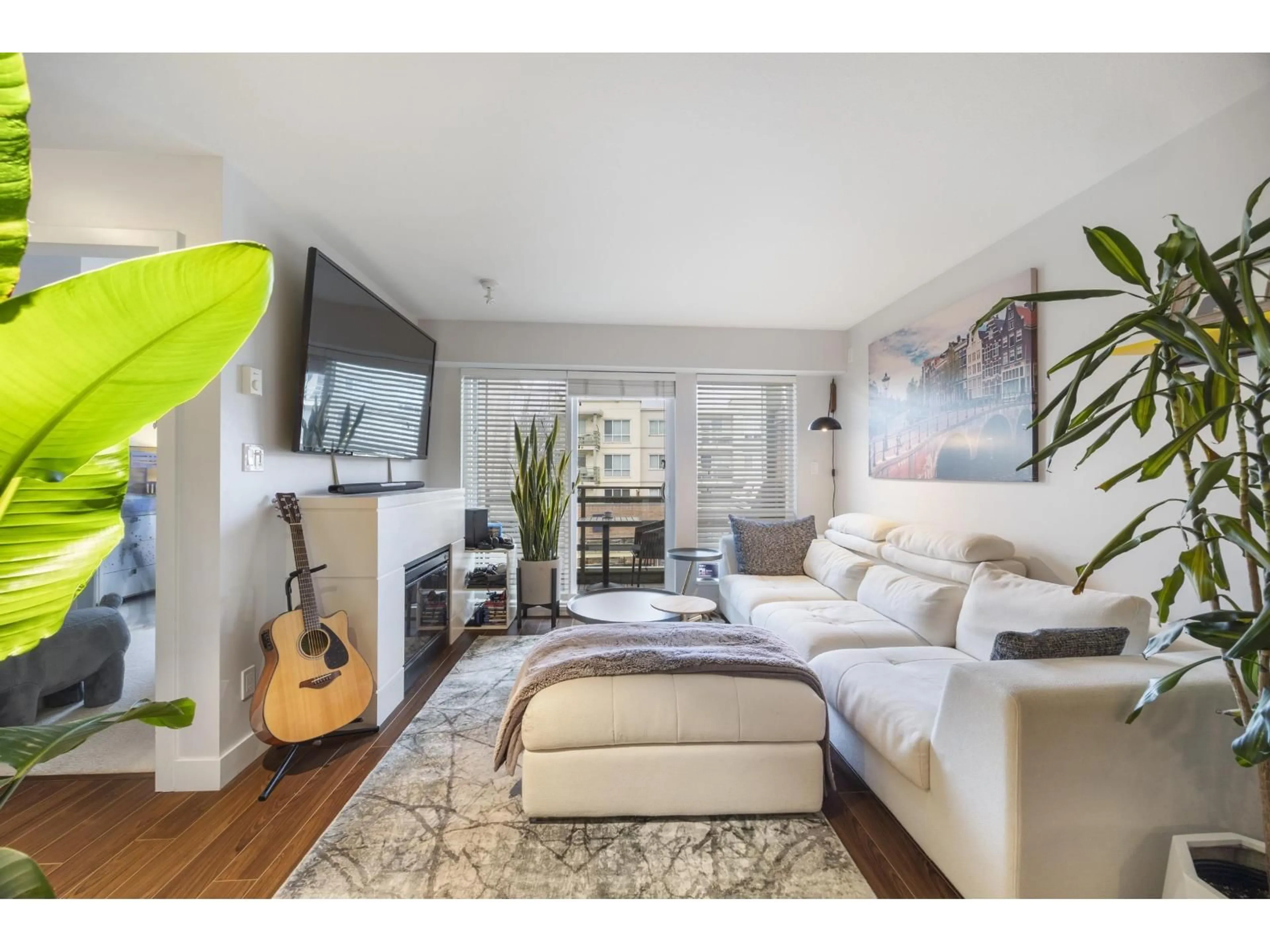 Living room with furniture, wood/laminate floor for 201 - 15745 CROYDON, Surrey British Columbia V3Z2L5