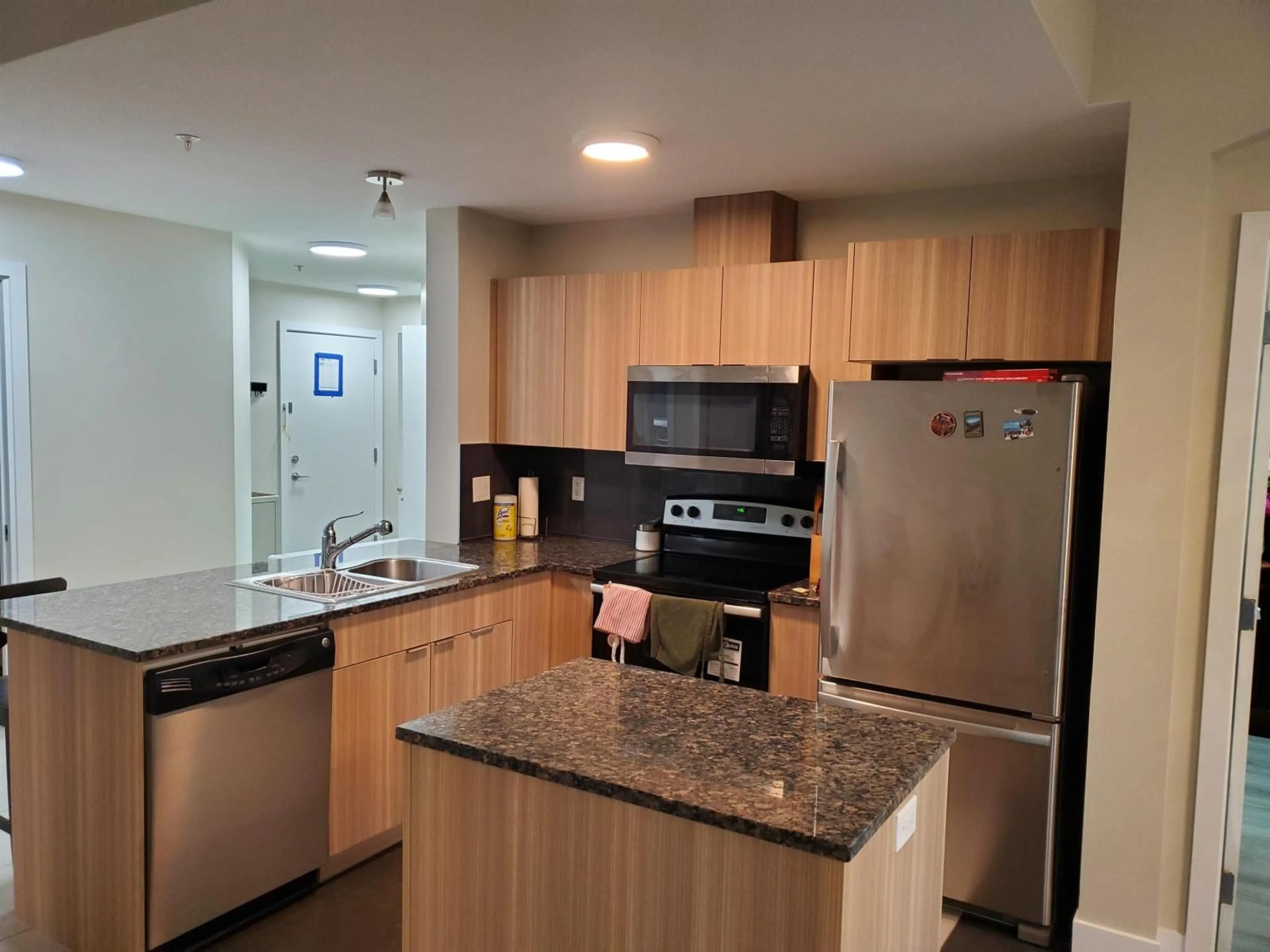 Standard kitchen, unknown for 211 - 6688 120, Surrey British Columbia V3W1T8