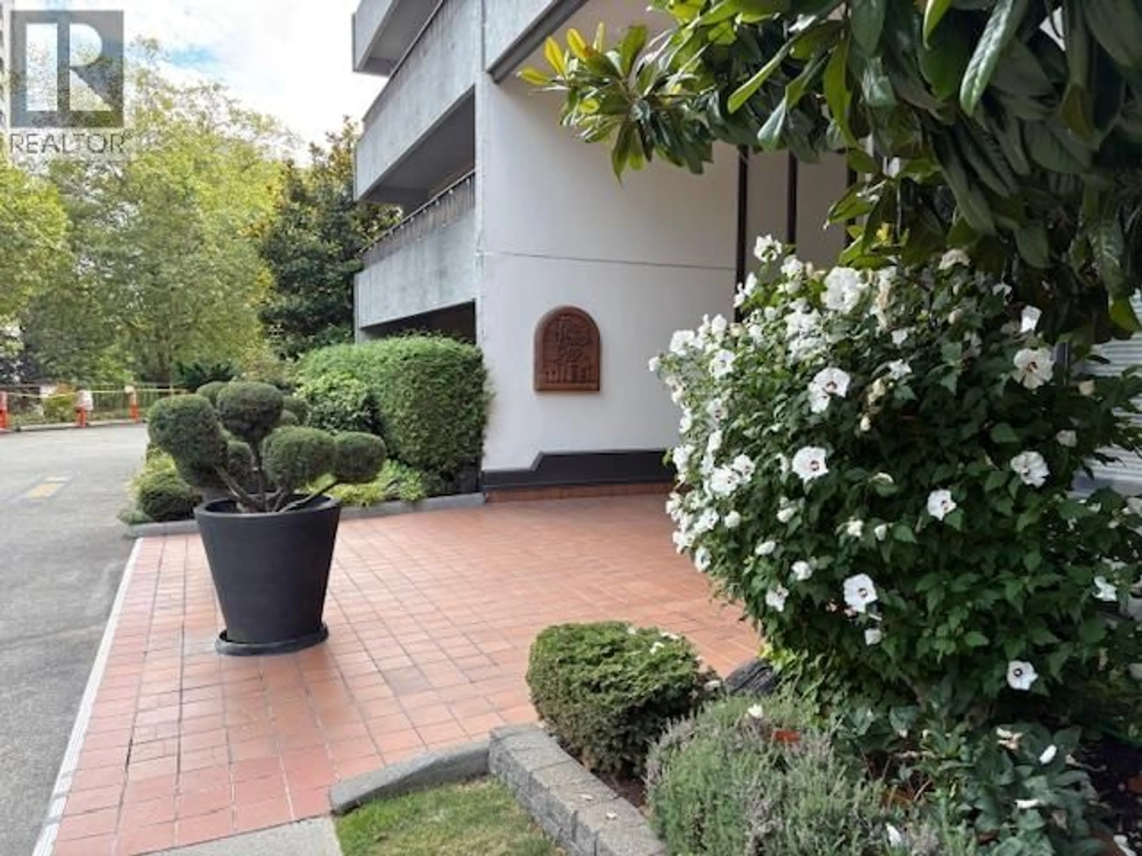 Patio, street for 203 - 4194 MAYWOOD STREET, Burnaby British Columbia V5H4E9