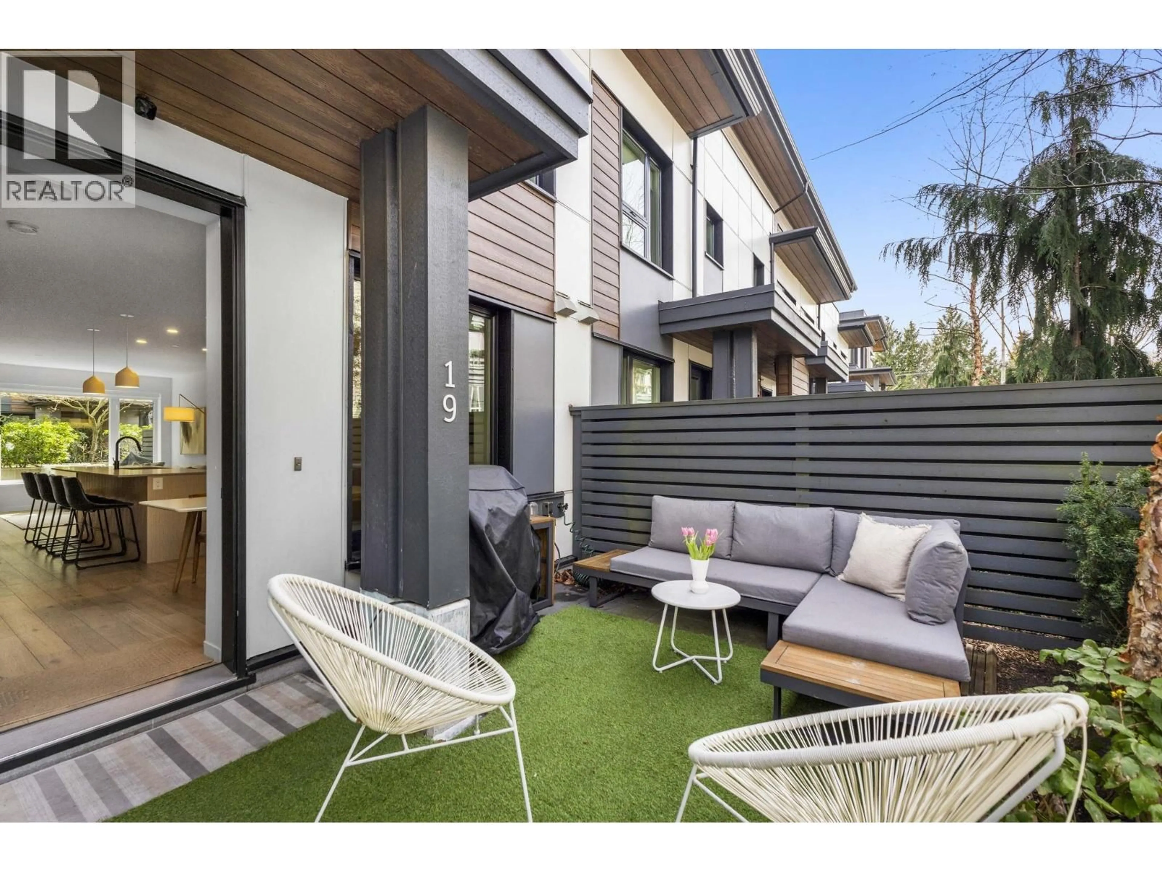 Patio, street for 19 - 528 2ND STREET, North Vancouver British Columbia V7L0G8