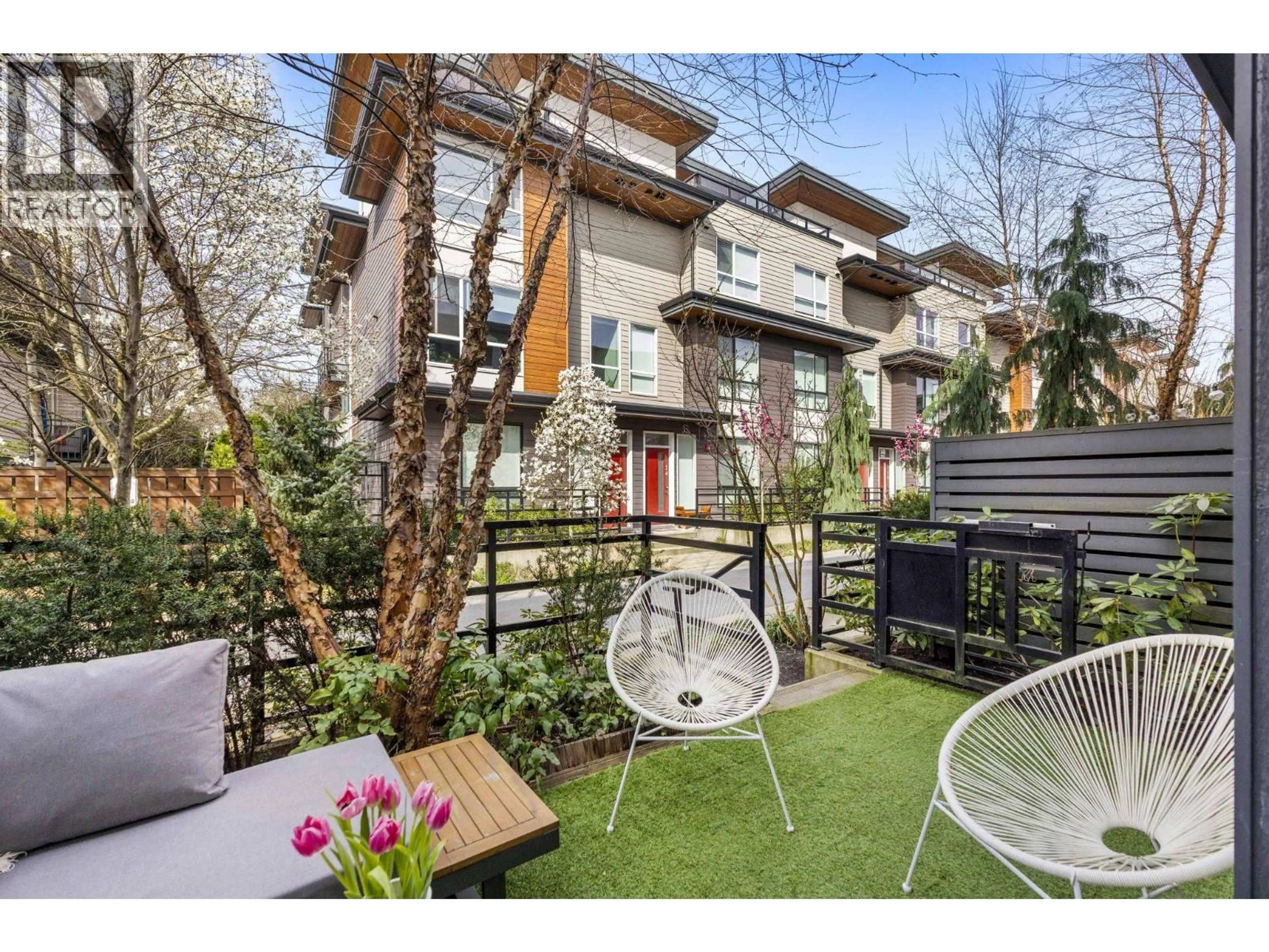 Patio, street for 19 - 528 2ND STREET, North Vancouver British Columbia V7L0G8