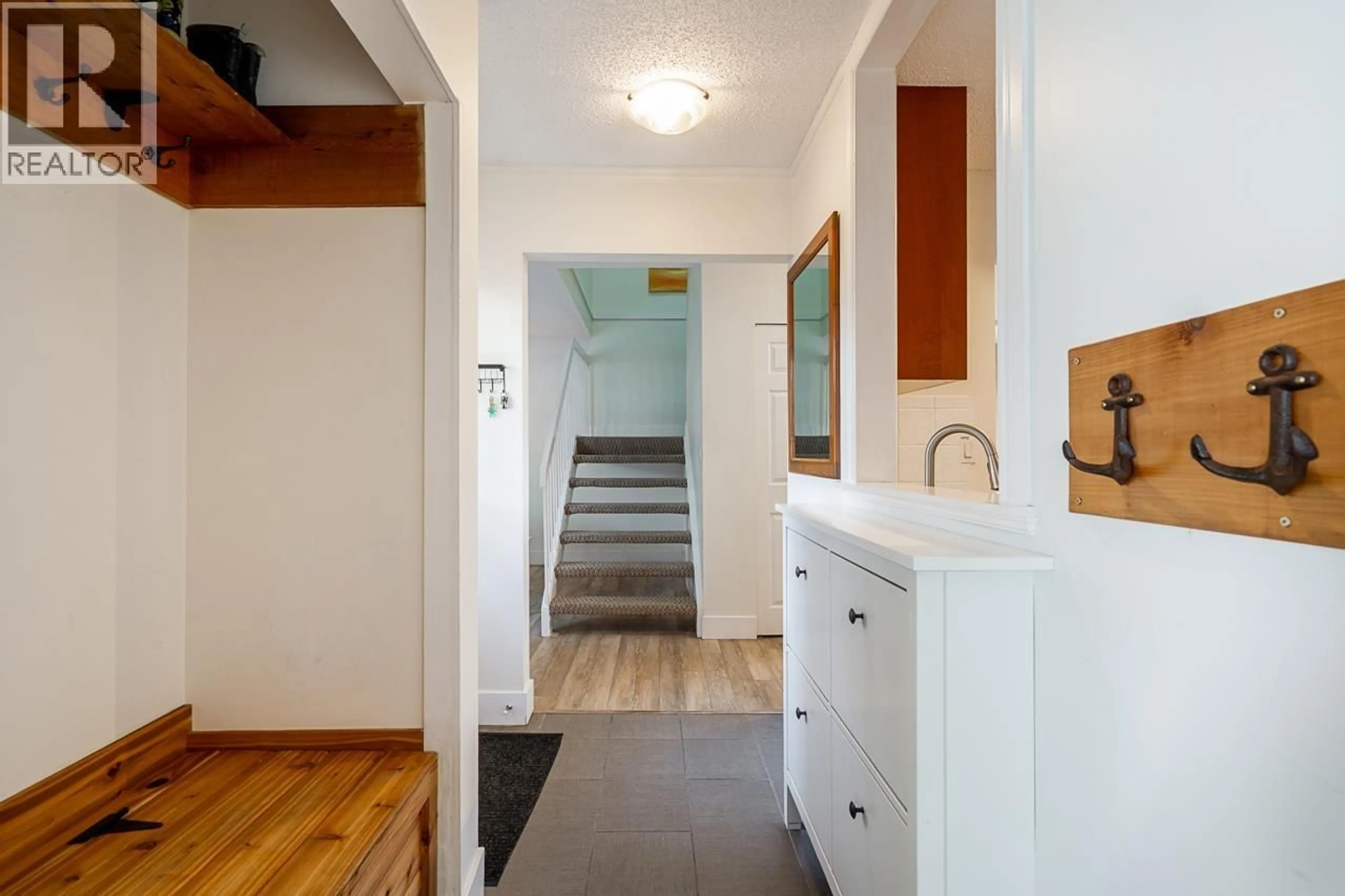 Indoor entryway for 117 - 5421 10 AVENUE, Delta British Columbia V4M3T9