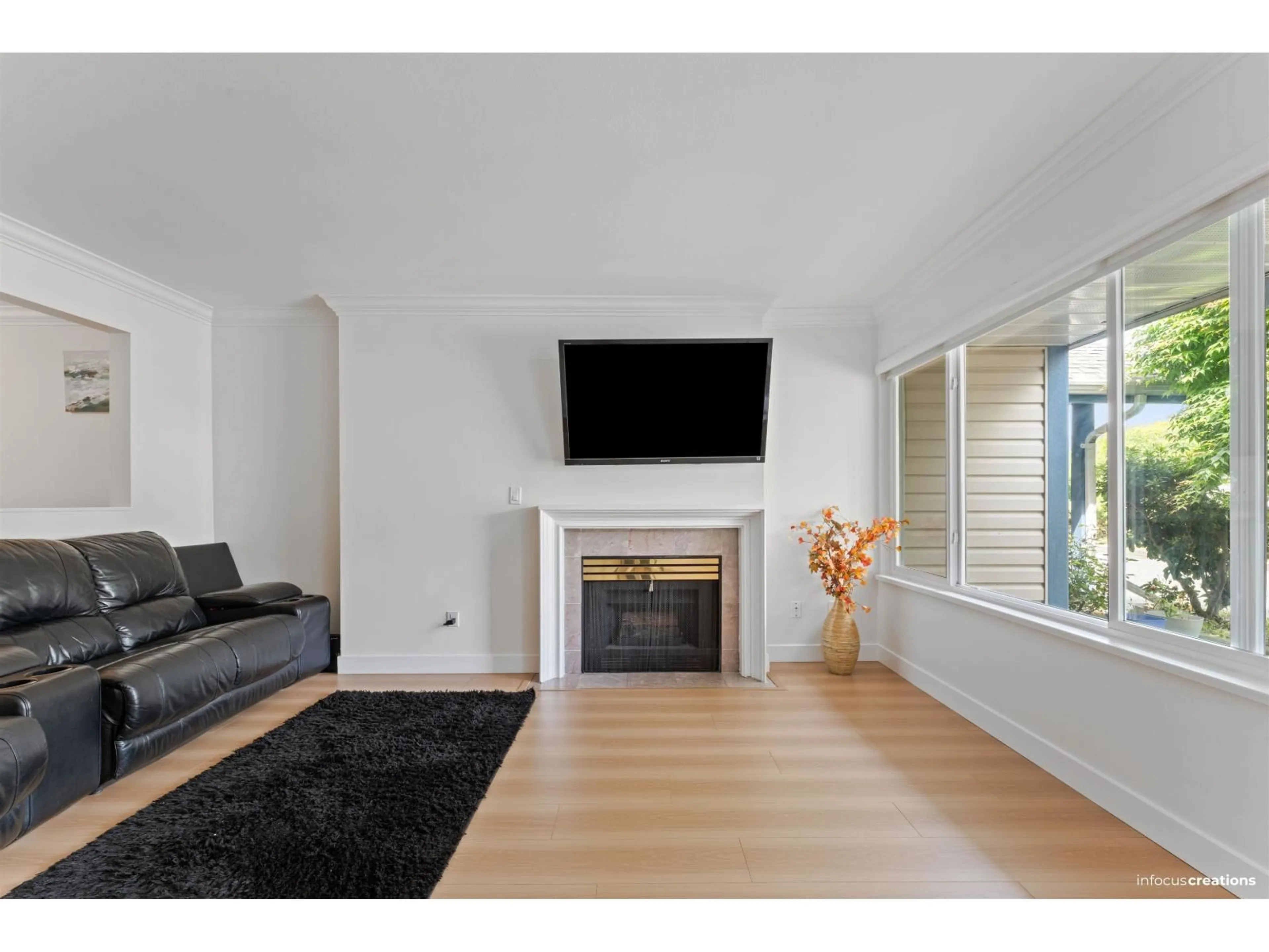 Living room with furniture, wood/laminate floor for 101 - 7881 120A, Surrey British Columbia V3W0Y7