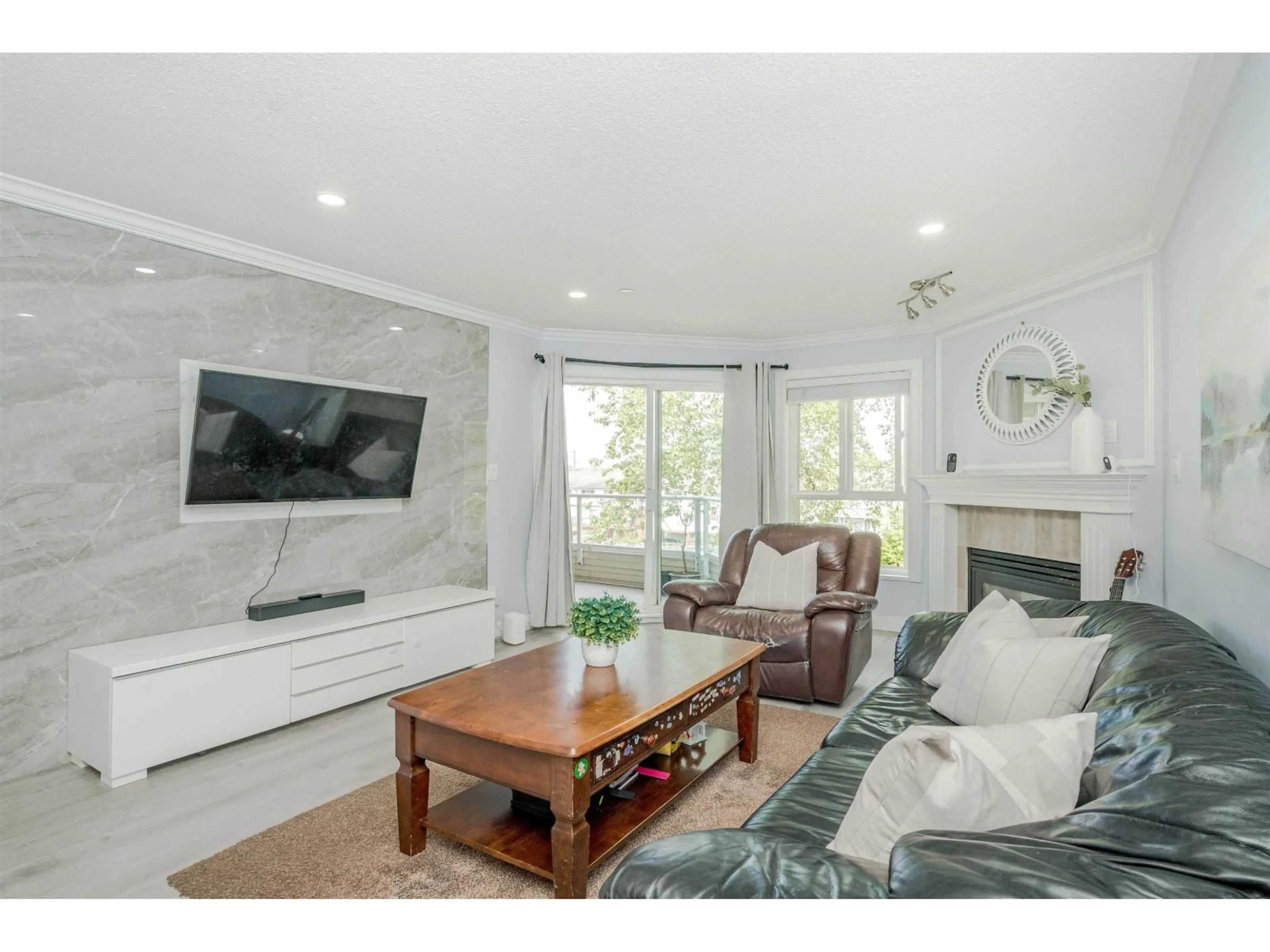 Living room with furniture, wood/laminate floor for 312 - 16137 83, Surrey British Columbia V4N0N1