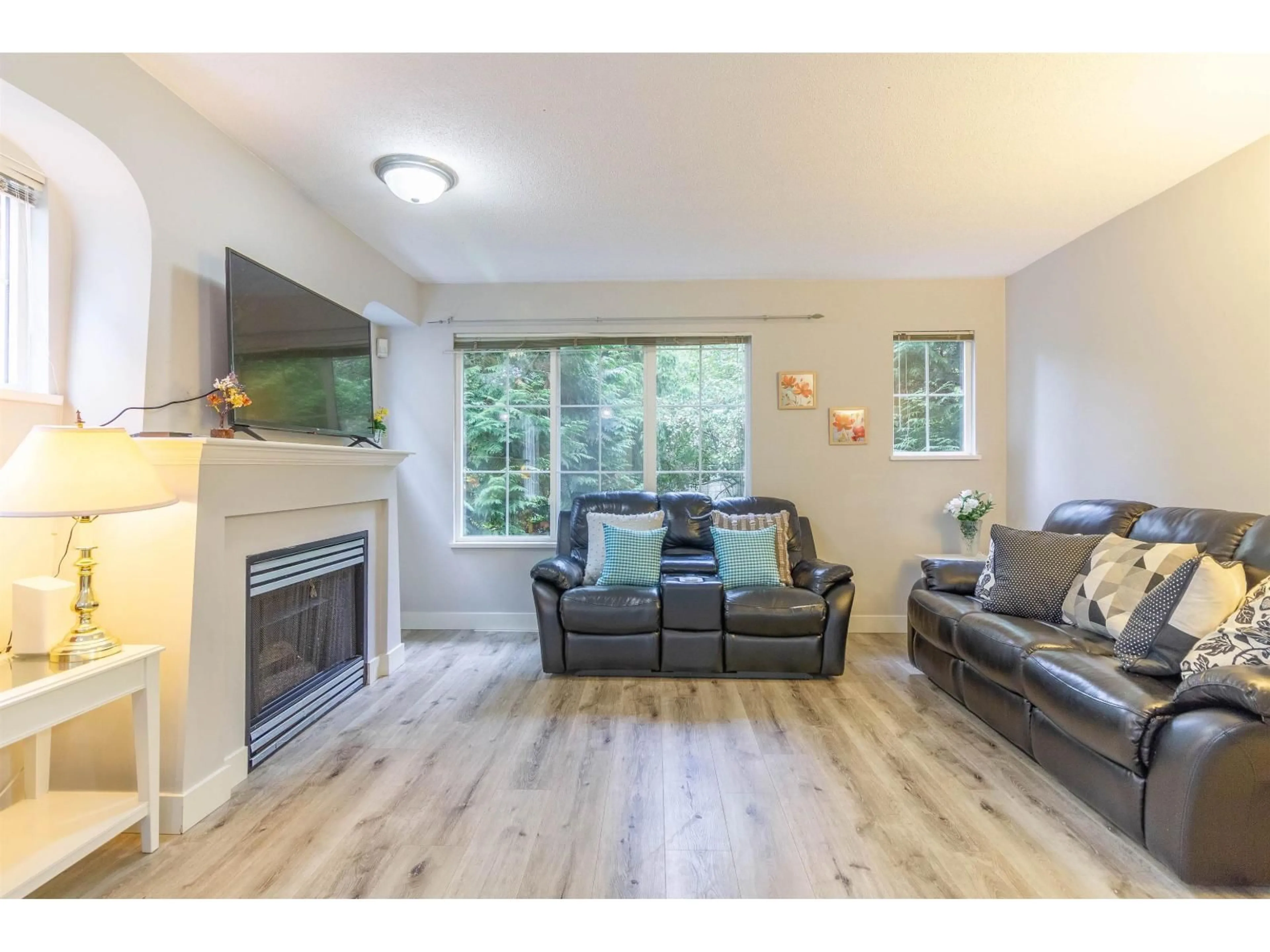 Living room with furniture, wood/laminate floor for 89 - 12778 66, Surrey British Columbia V3W1K9