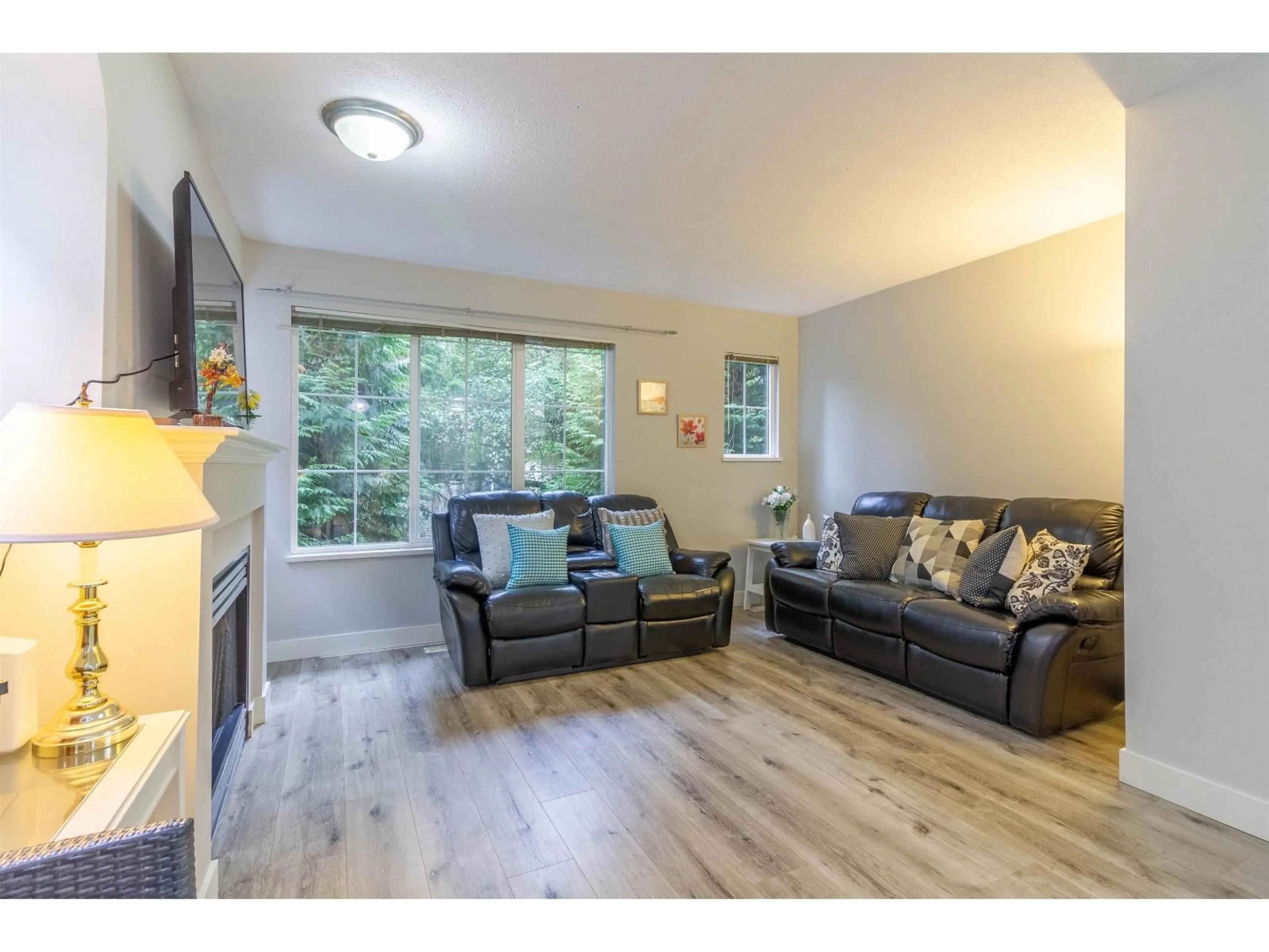 Living room with furniture, wood/laminate floor for 89 - 12778 66, Surrey British Columbia V3W1K9