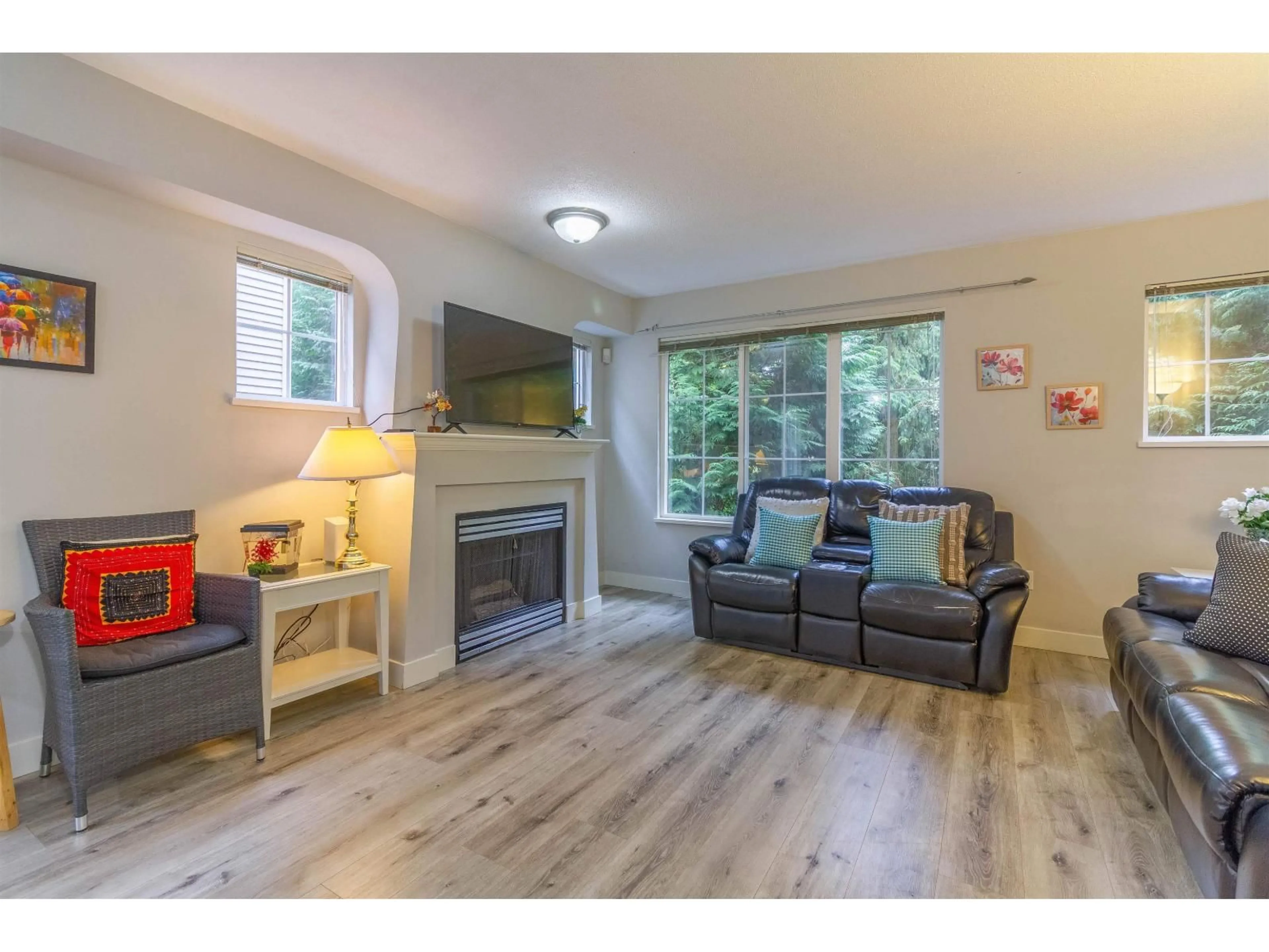 Living room with furniture, wood/laminate floor for 89 - 12778 66, Surrey British Columbia V3W1K9
