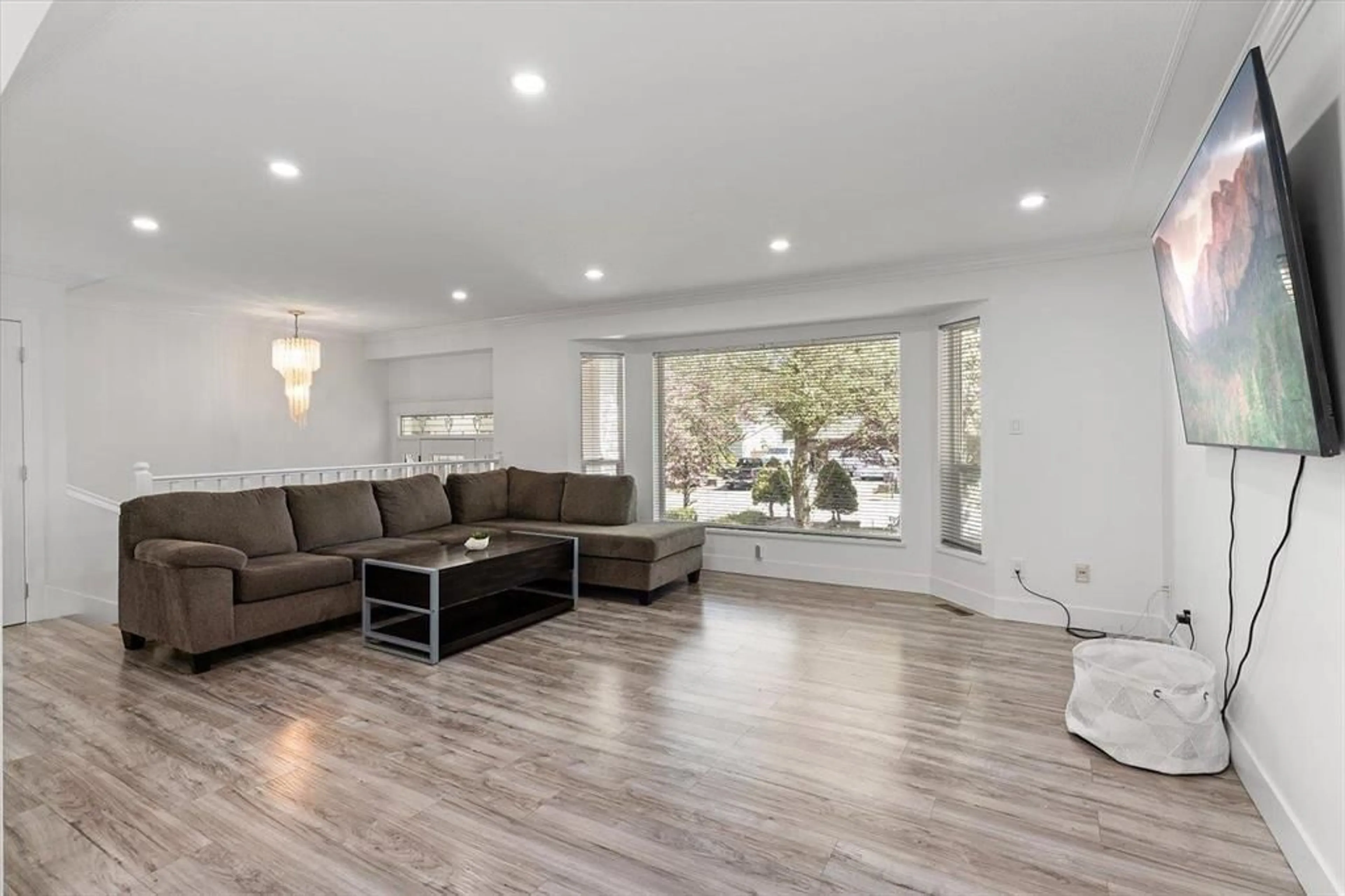 Living room with furniture, wood/laminate floor for 6755 LORNE DRIVE, Chilliwack British Columbia V2R2G3