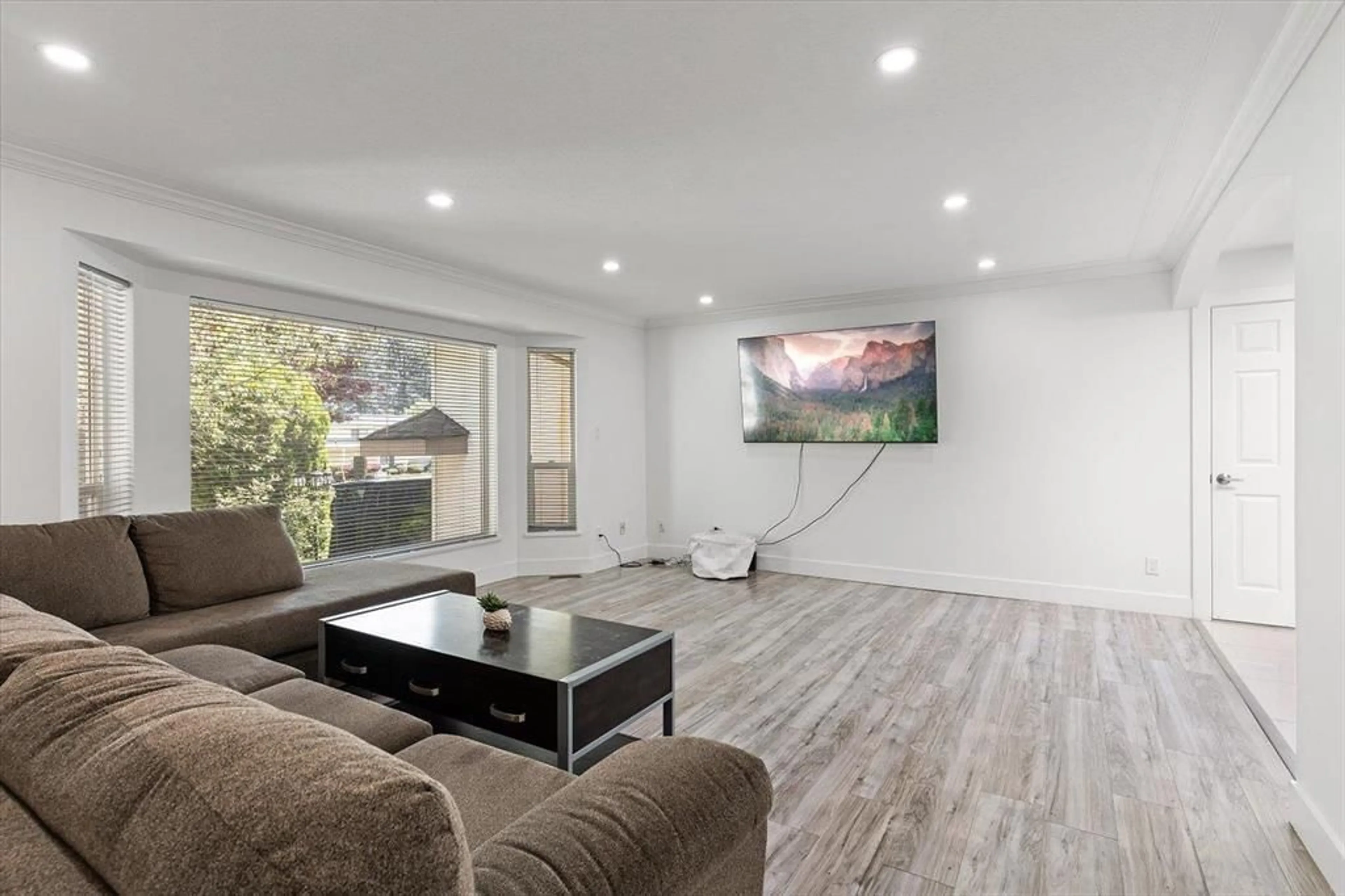 Living room with furniture, unknown for 6755 LORNE DRIVE, Chilliwack British Columbia V2R2G3