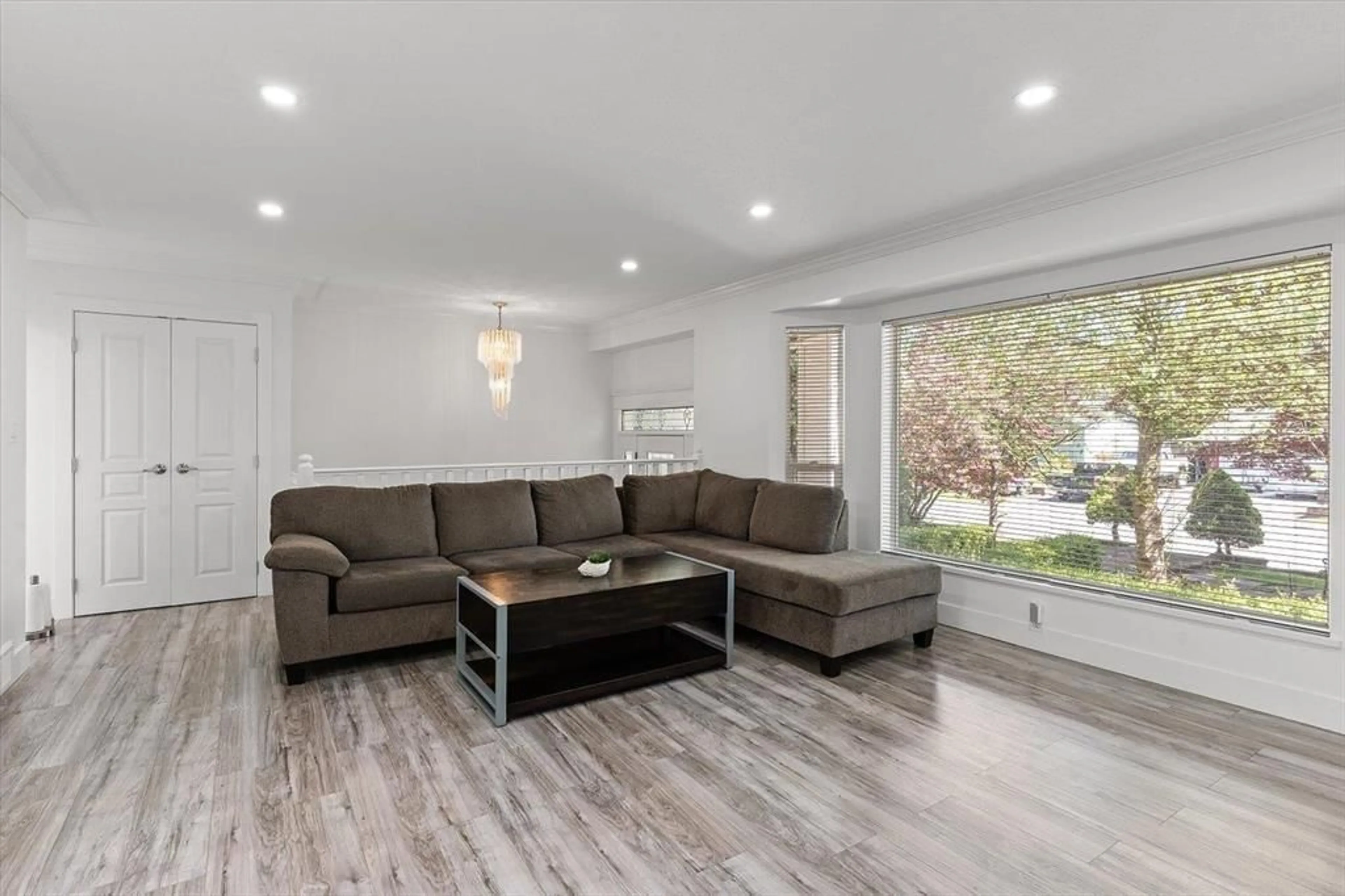 Living room with furniture, wood/laminate floor for 6755 LORNE DRIVE, Chilliwack British Columbia V2R2G3