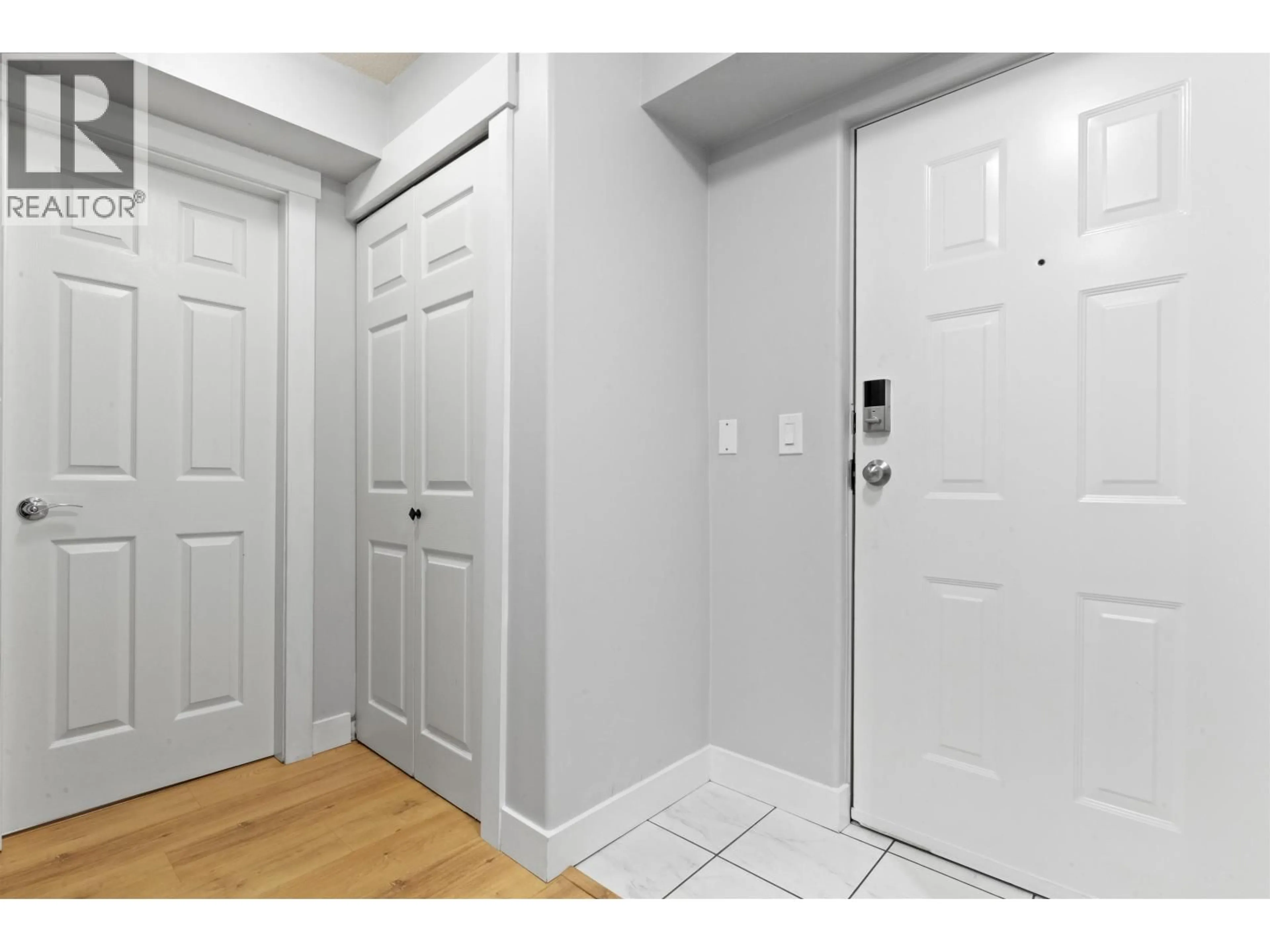Indoor entryway for 104 - 20556 113 AVENUE, Maple Ridge British Columbia V2X1Z3