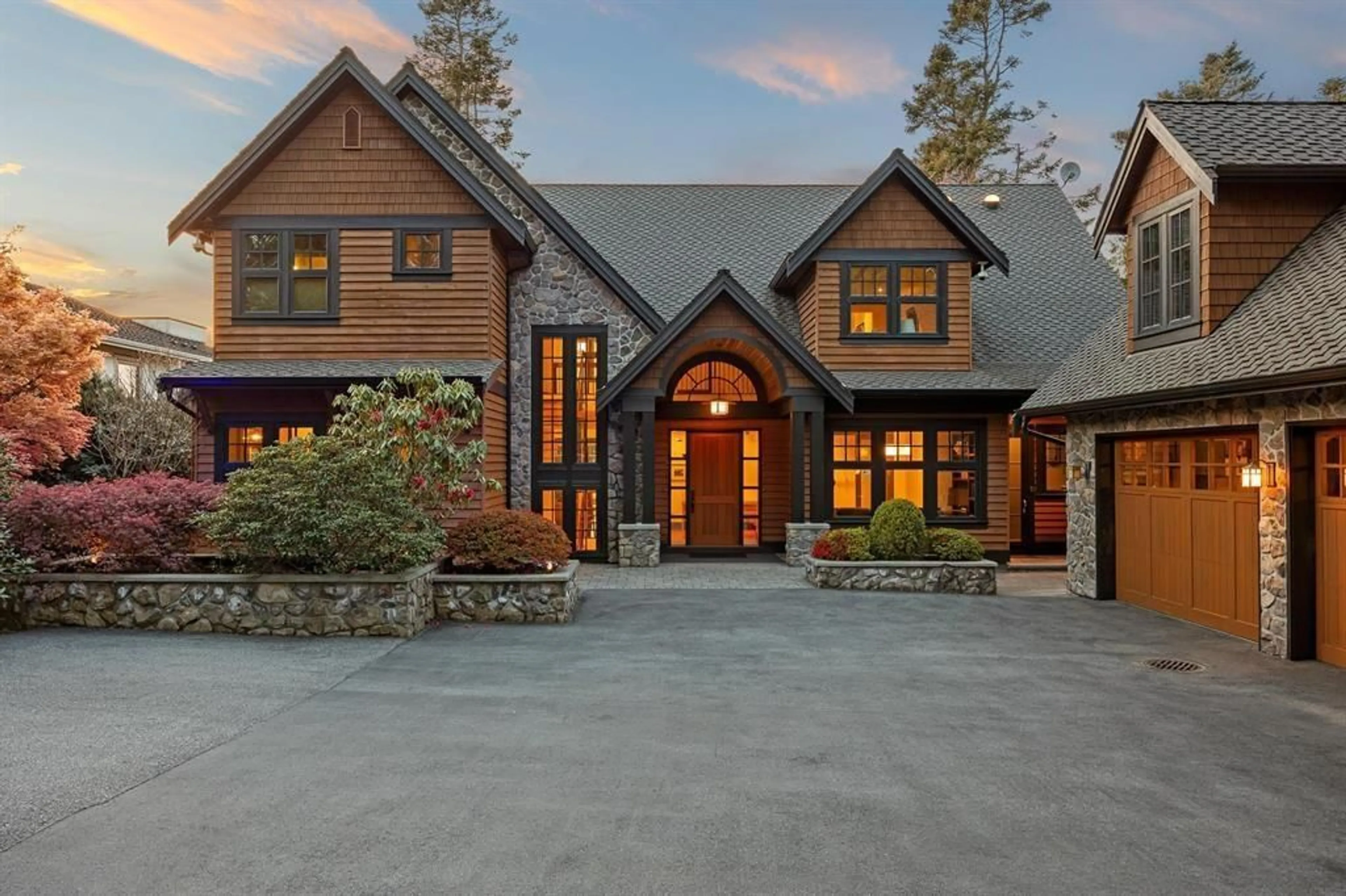 Home with brick exterior material, mountain view for 2737 CRESCENT, Surrey British Columbia V4A3J9