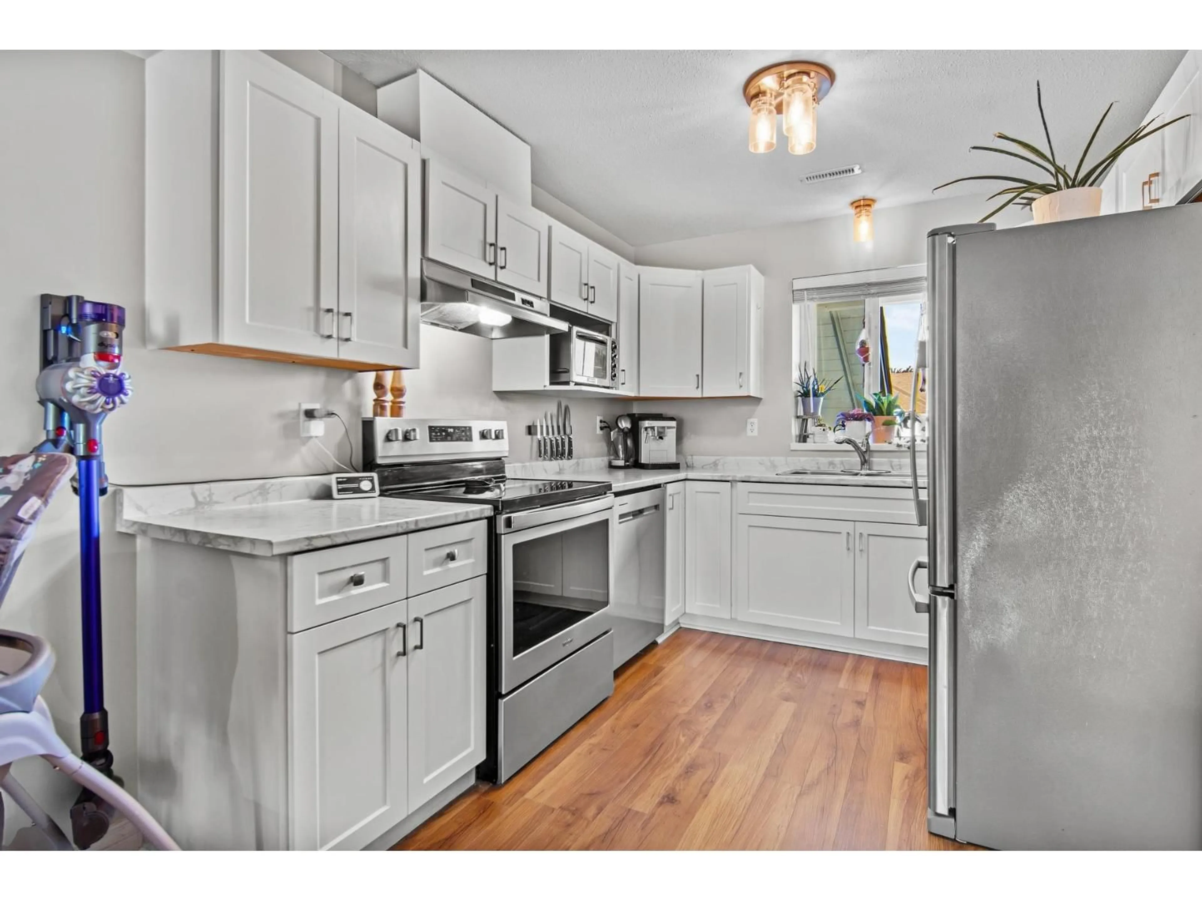 Standard kitchen, unknown for 20 - 45435 KNIGHT ROAD, Chilliwack British Columbia V2R3E8