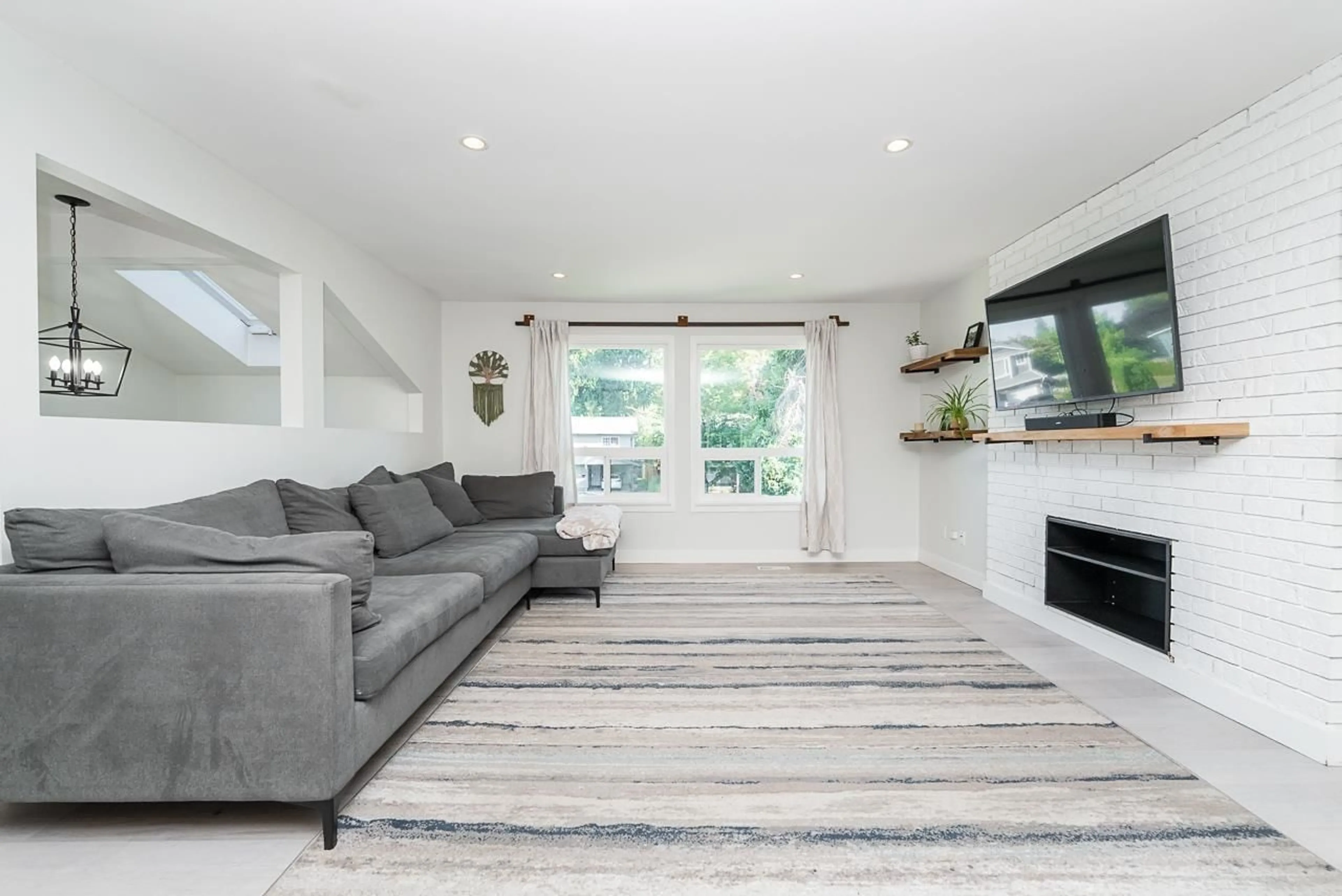 Living room with furniture, unknown for 20476 TELEGRAPH, Langley British Columbia V1M1A7