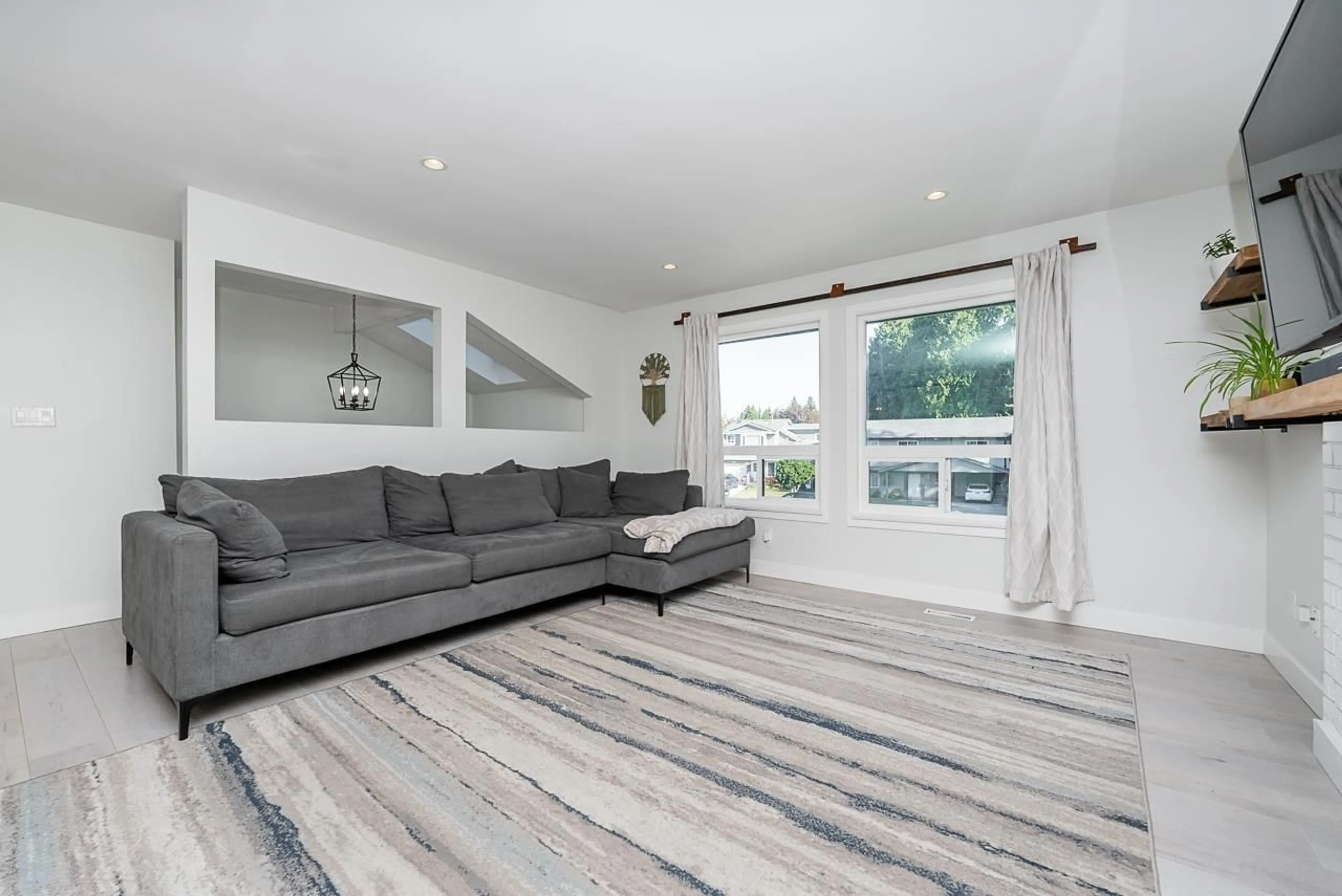 Living room with furniture, wood/laminate floor for 20476 TELEGRAPH, Langley British Columbia V1M1A7