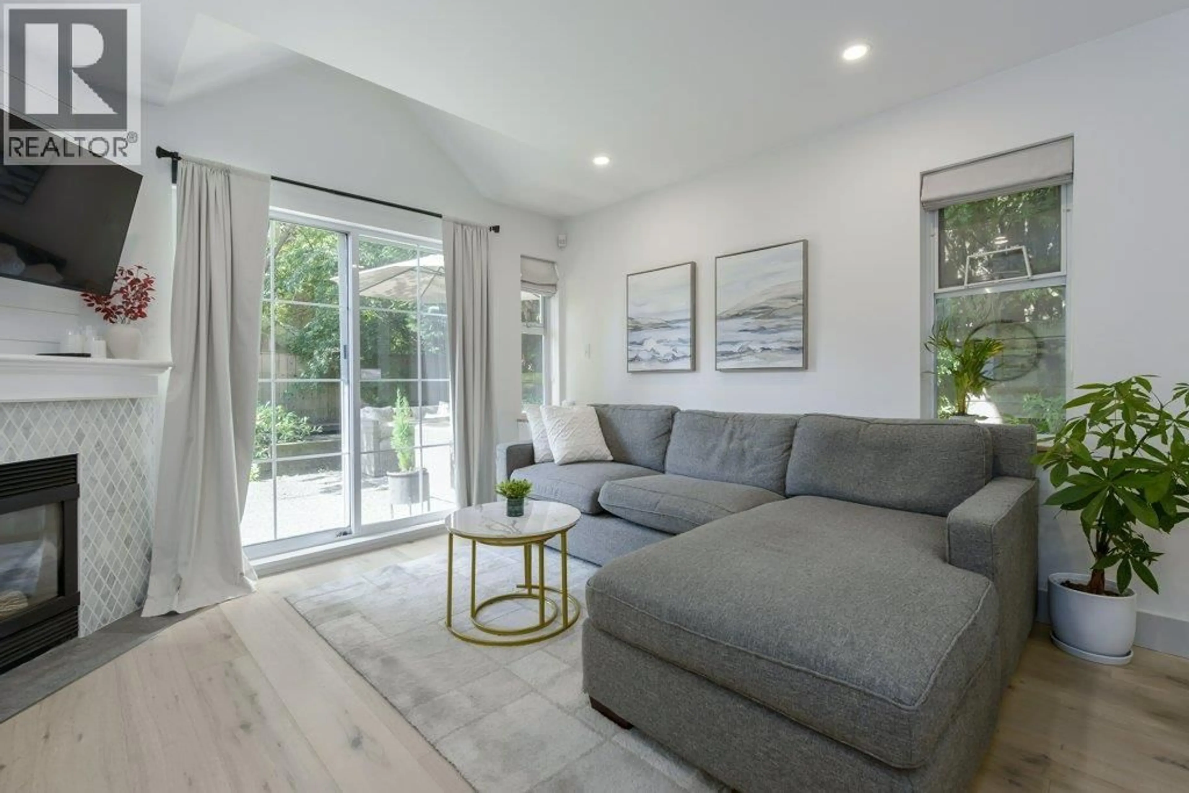 Living room with furniture, unknown for 32 - 7488 SALISBURY AVENUE, Burnaby British Columbia V5E3A3