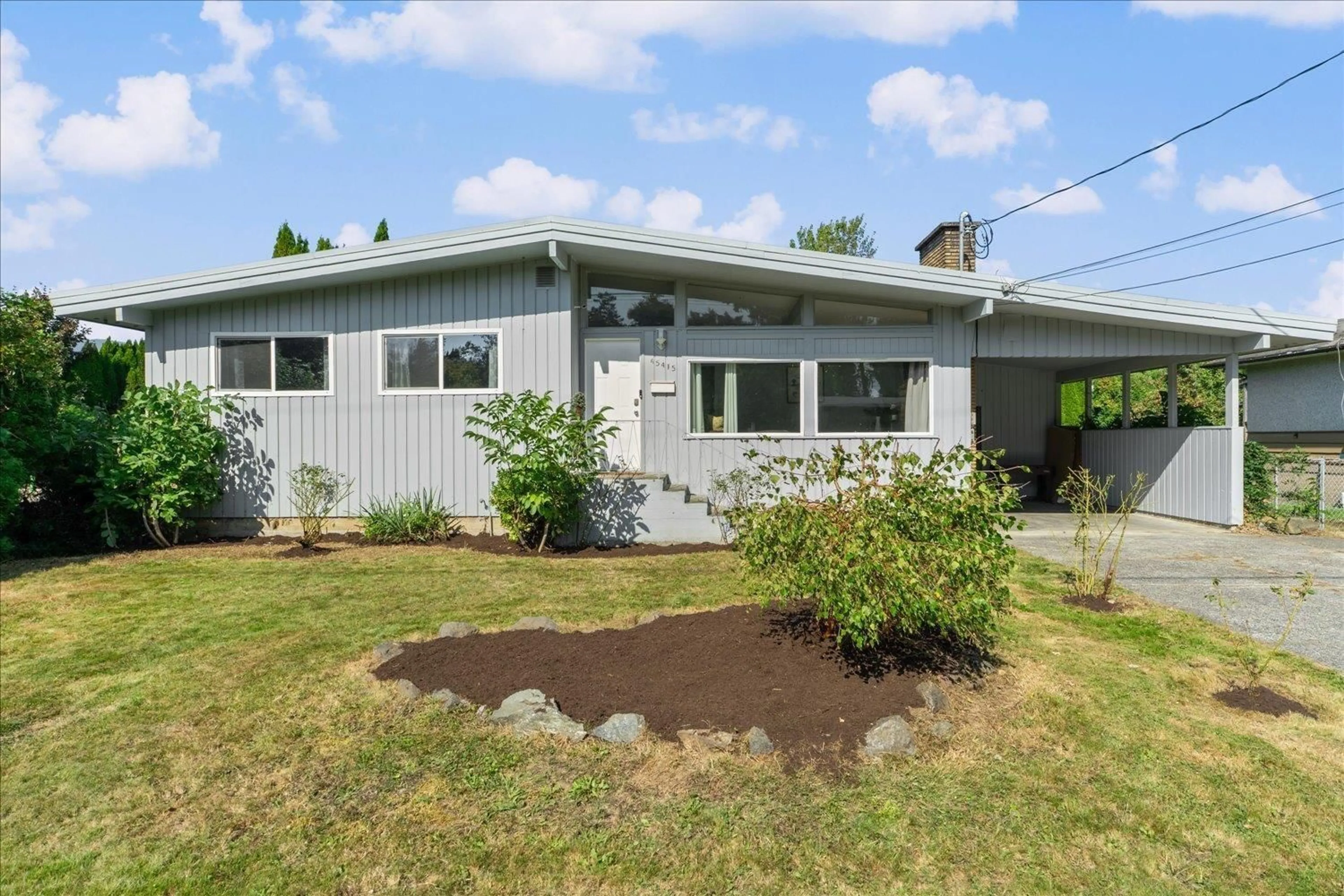 Home with vinyl exterior material, street for 45415 BARTON AVENUE, Chilliwack British Columbia V2P1L1
