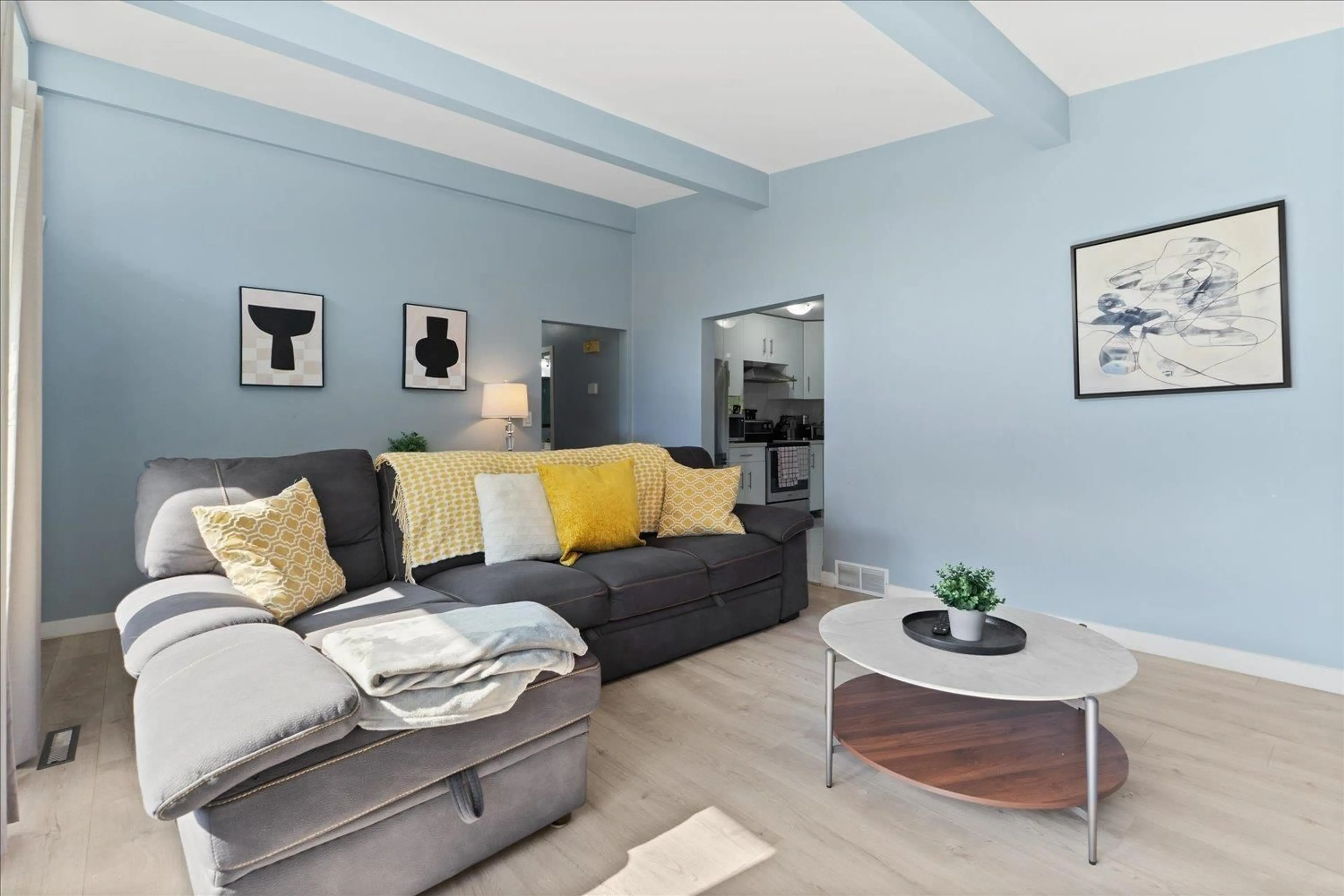 Living room with furniture, unknown for 45415 BARTON AVENUE, Chilliwack British Columbia V2P1L1