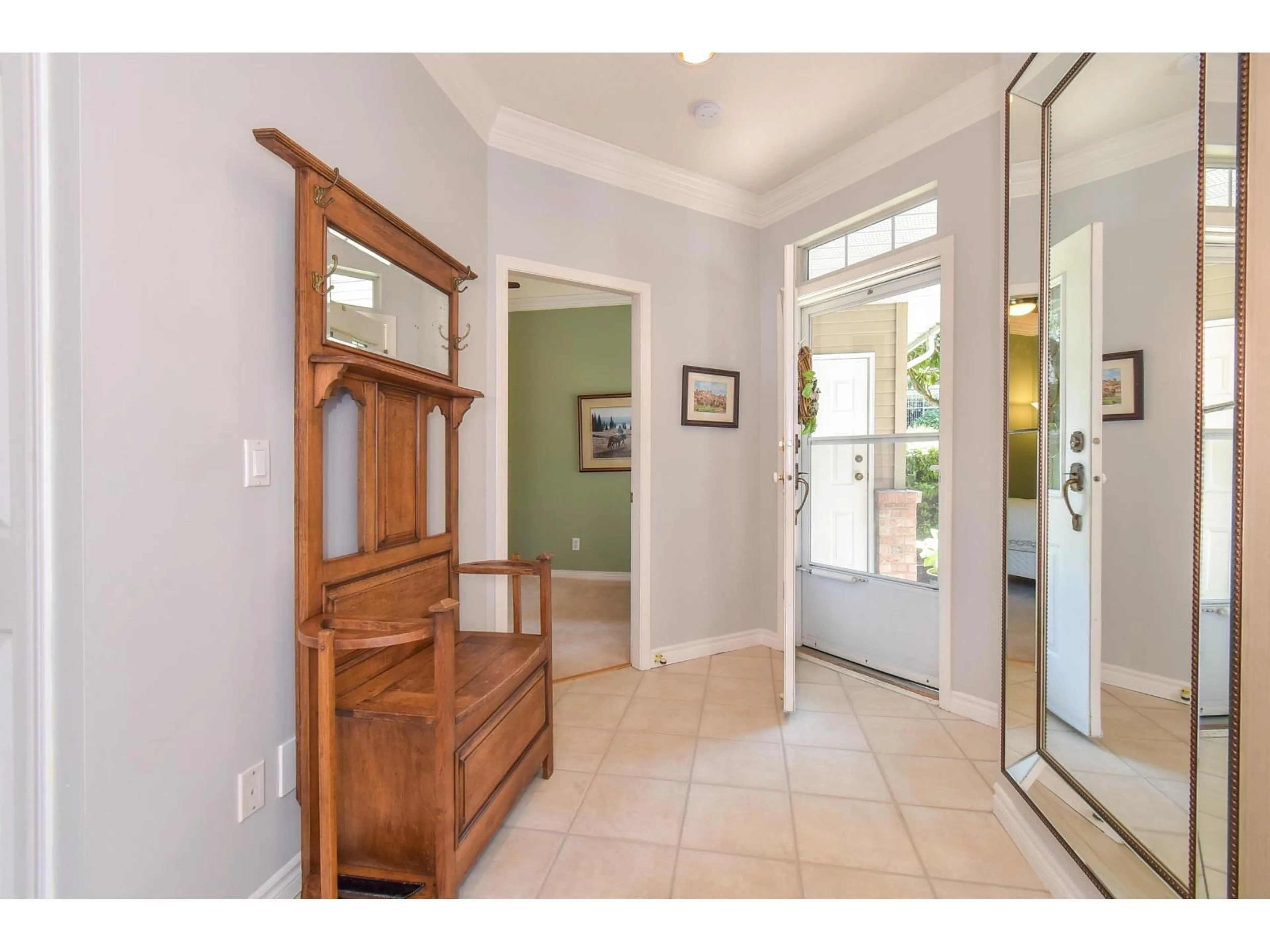 Indoor entryway for 54 - 2533 152, Surrey British Columbia V4P1N4