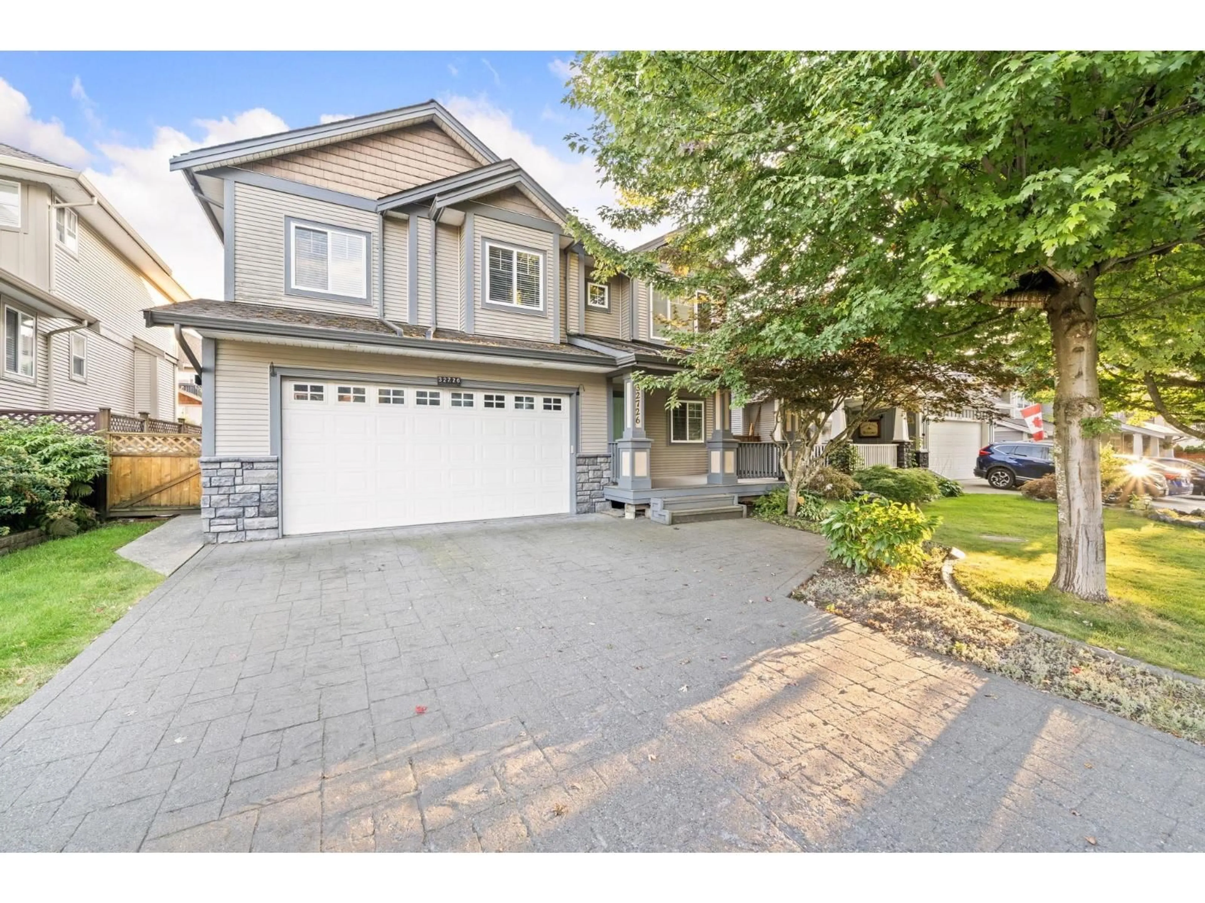 Home with vinyl exterior material, street for 32726 LISSIMORE, Mission British Columbia V2V7P5