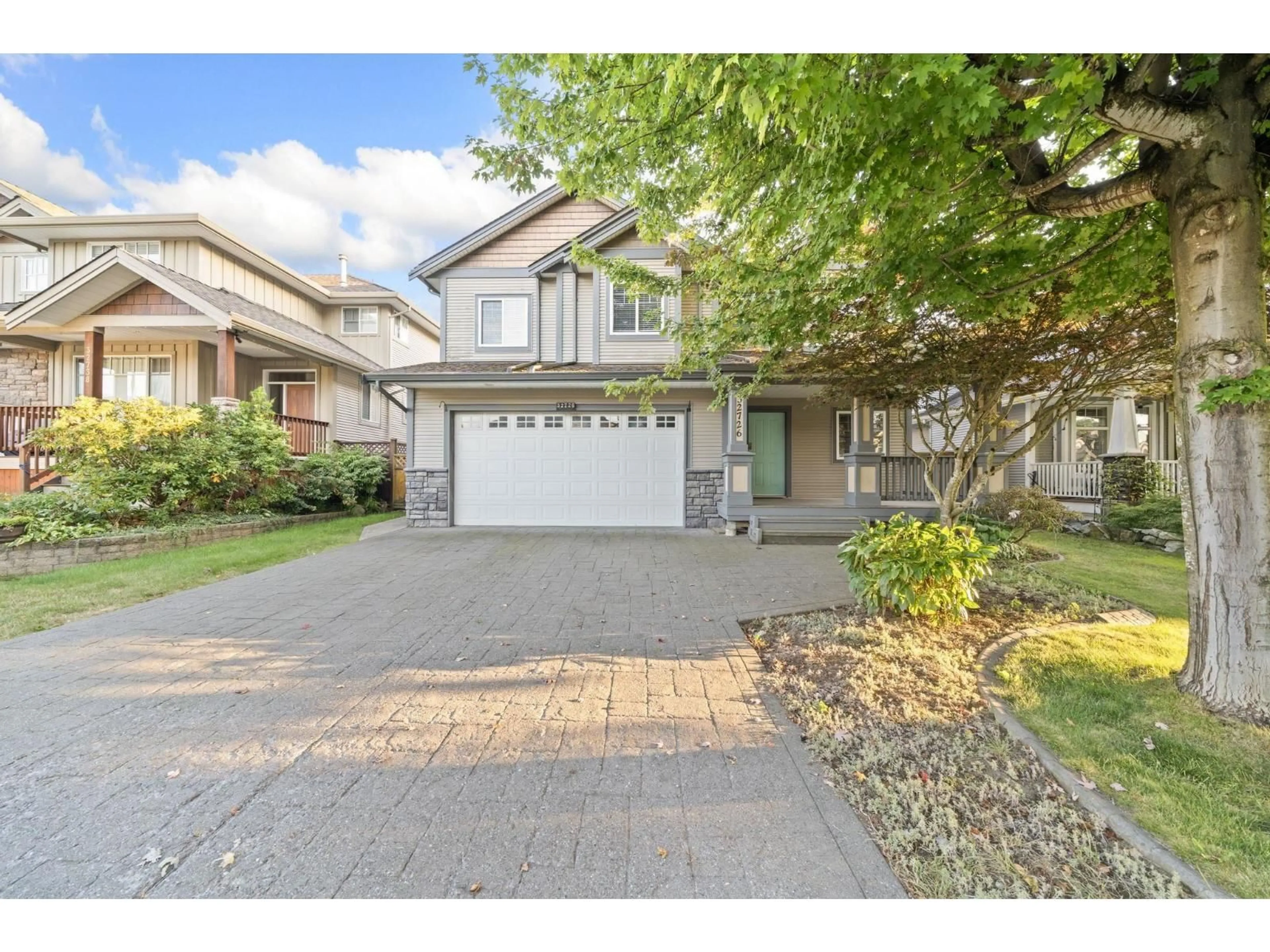 A pic from outside/outdoor area/front of a property/back of a property/a pic from drone, street for 32726 LISSIMORE, Mission British Columbia V2V7P5