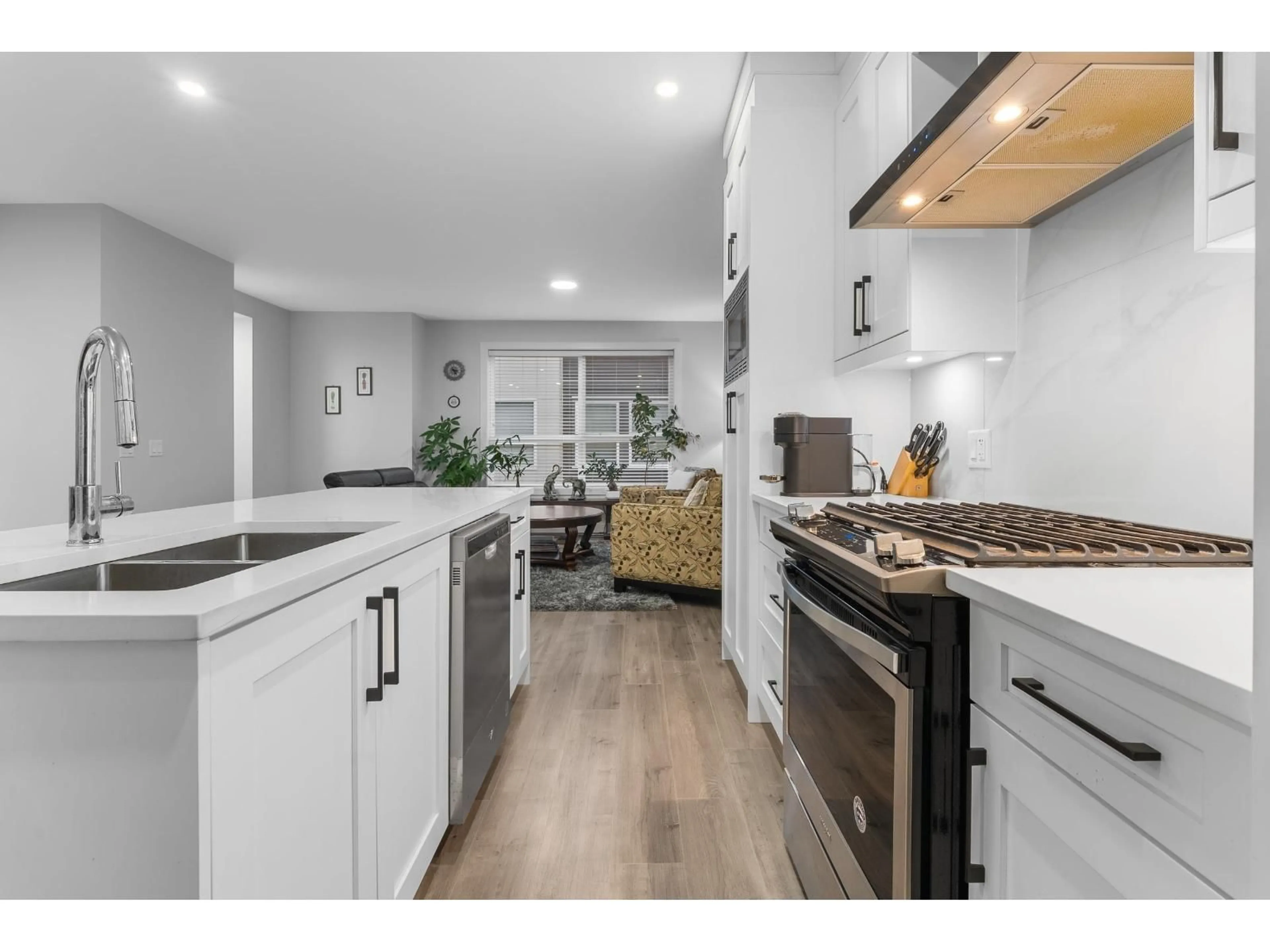 Open concept kitchen, unknown for 4 - 34703 OLD YALE, Abbotsford British Columbia V3G1C2