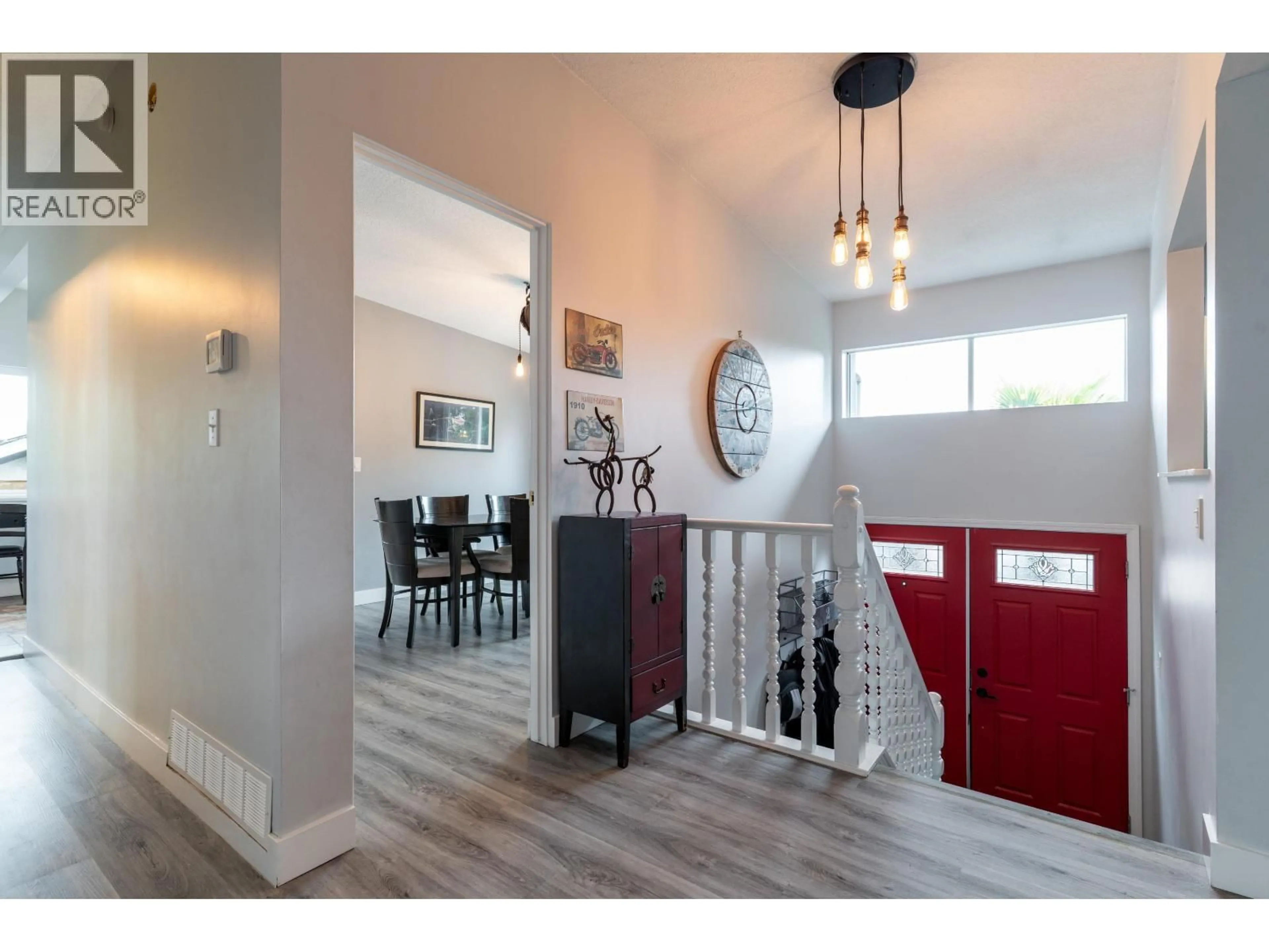 Indoor entryway for 4164 FAIRWAY PLACE, North Vancouver British Columbia V7G1Y9