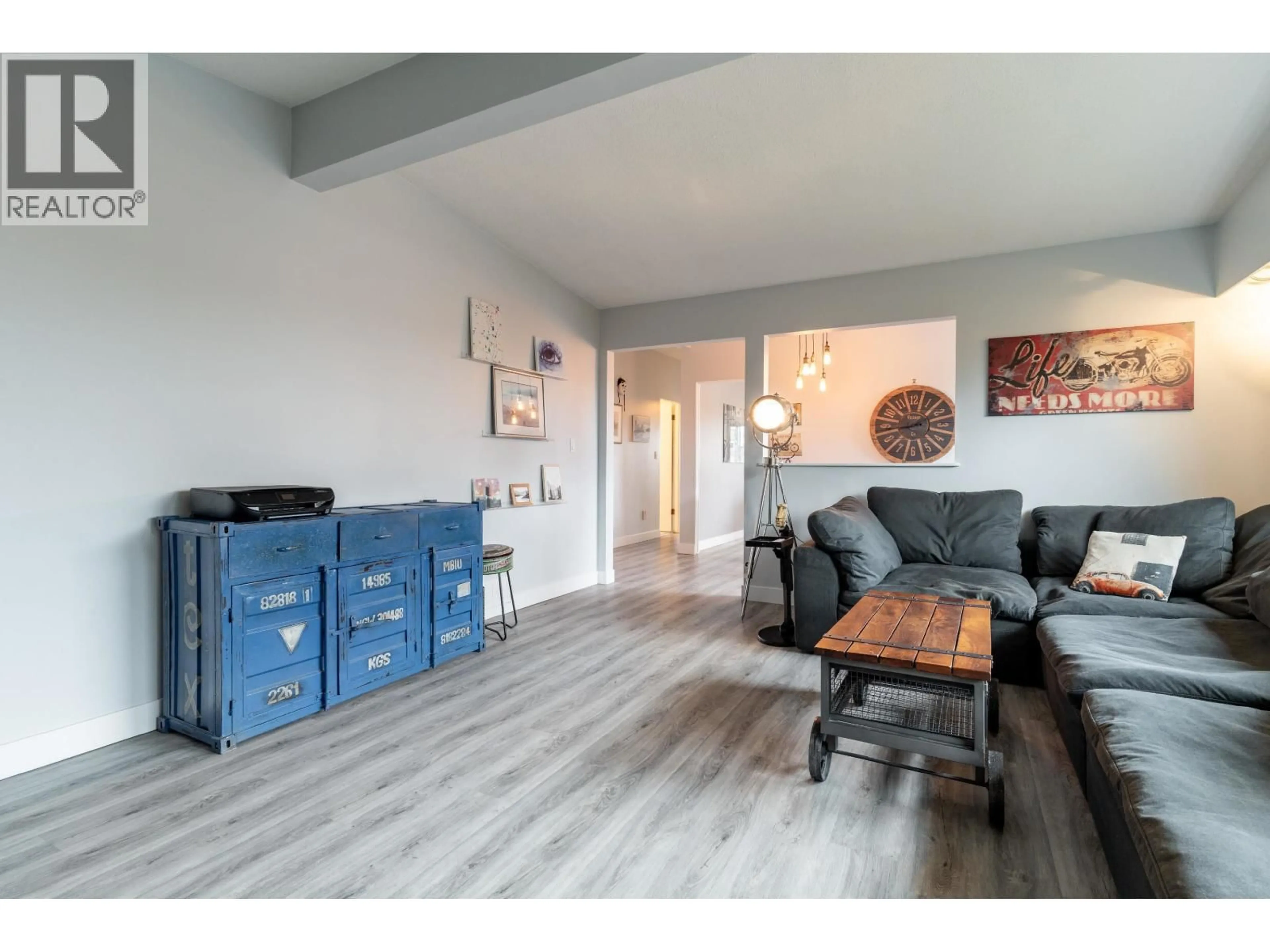 Living room with furniture, wood/laminate floor for 4164 FAIRWAY PLACE, North Vancouver British Columbia V7G1Y9