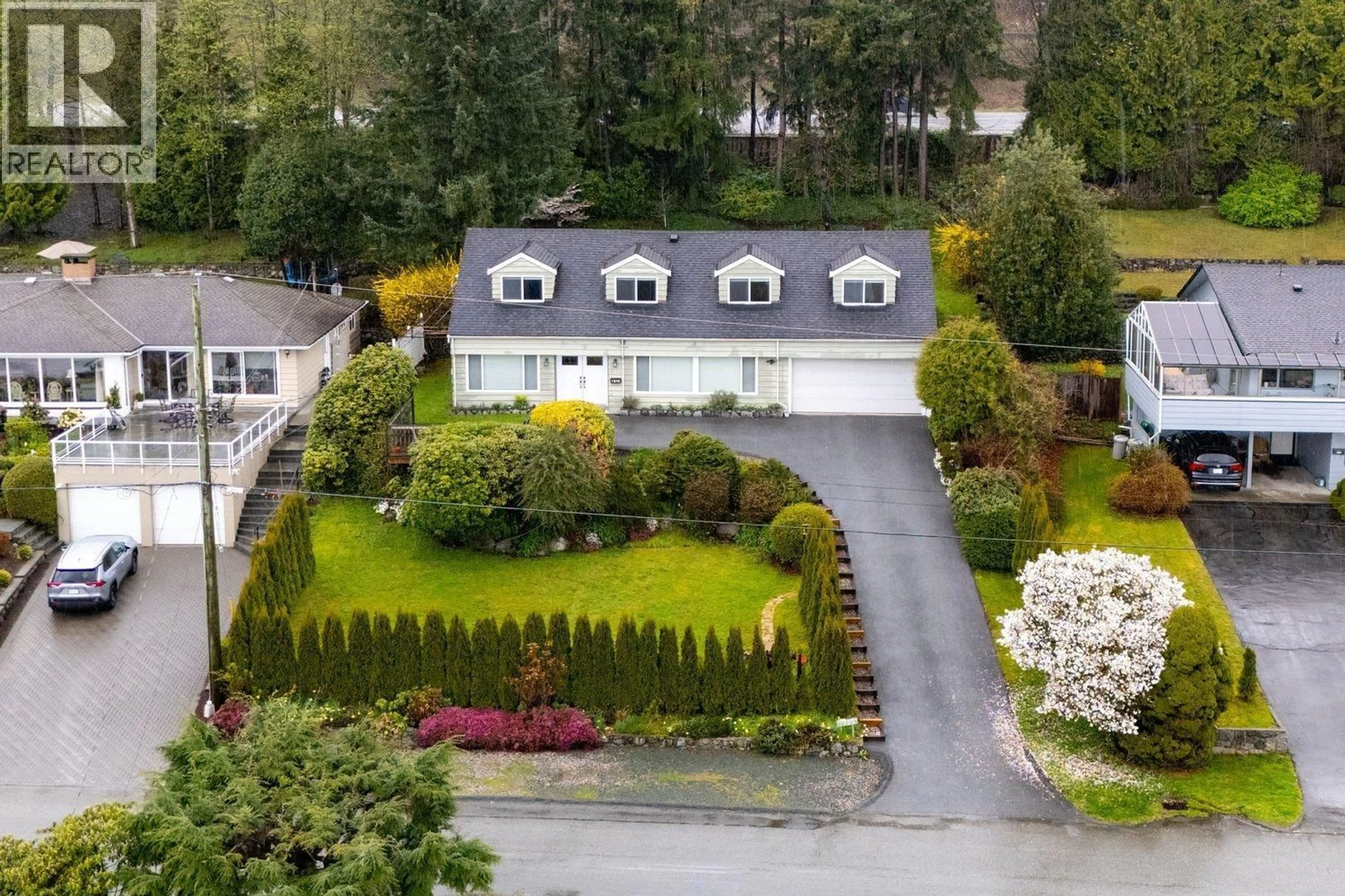 A pic from outside/outdoor area/front of a property/back of a property/a pic from drone, street for 1805 ROSEBERY AVENUE, West Vancouver British Columbia V7V2Z5