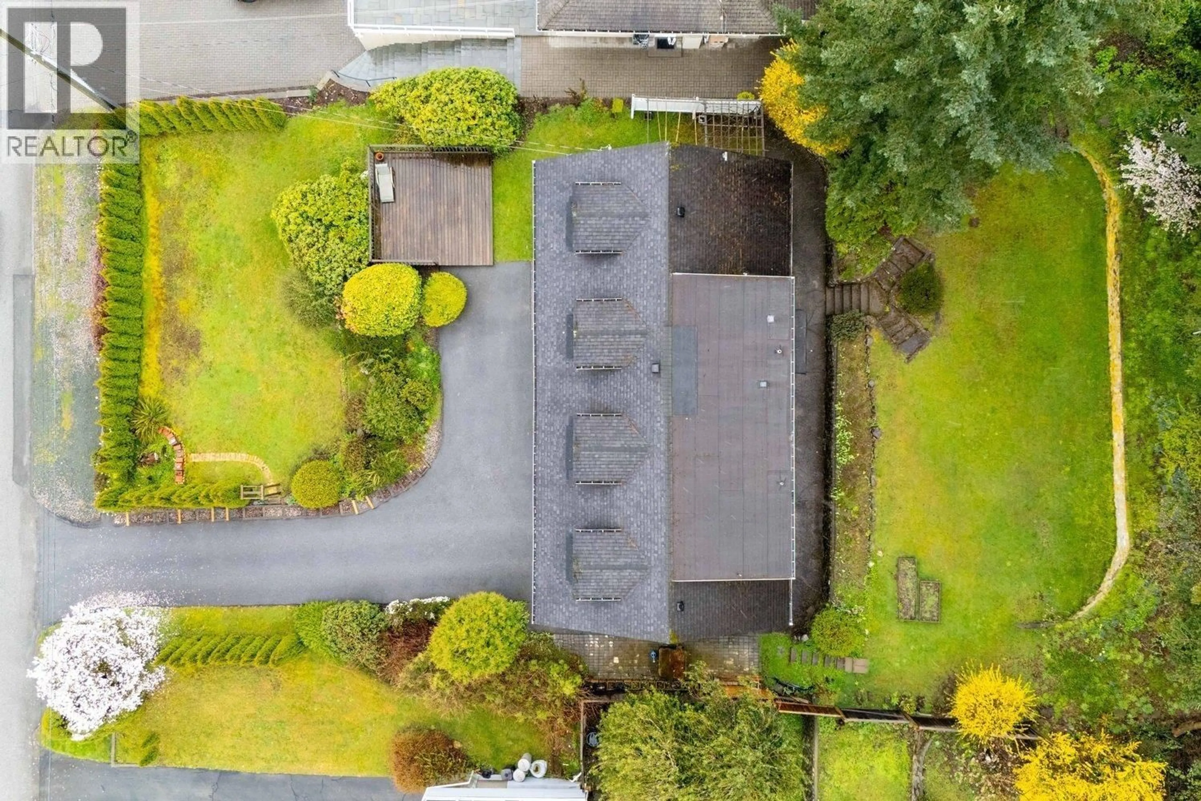 A pic from outside/outdoor area/front of a property/back of a property/a pic from drone, street for 1805 ROSEBERY AVENUE, West Vancouver British Columbia V7V2Z5