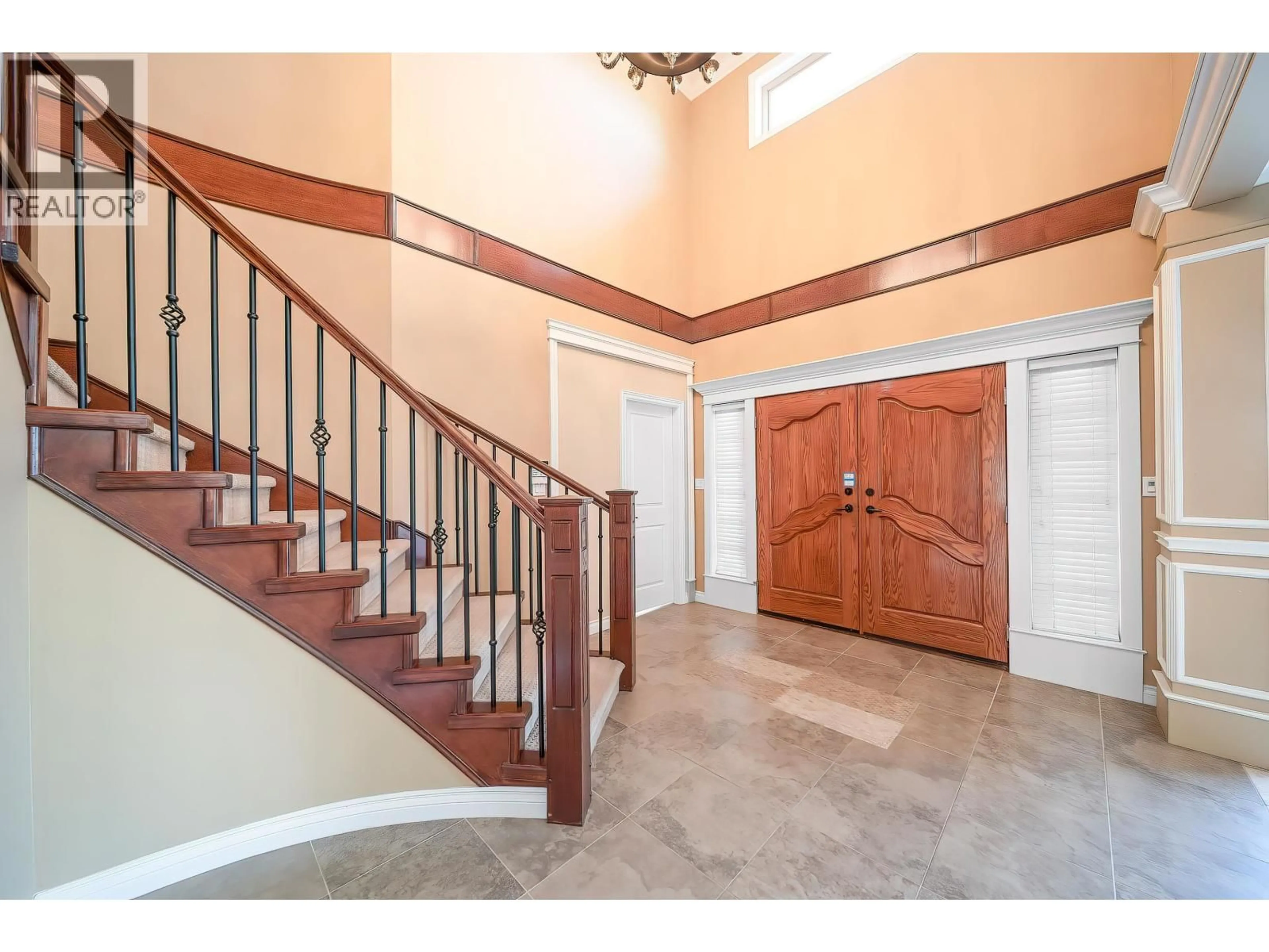 Indoor foyer for 7371 UNION STREET, Burnaby British Columbia V5A1J1