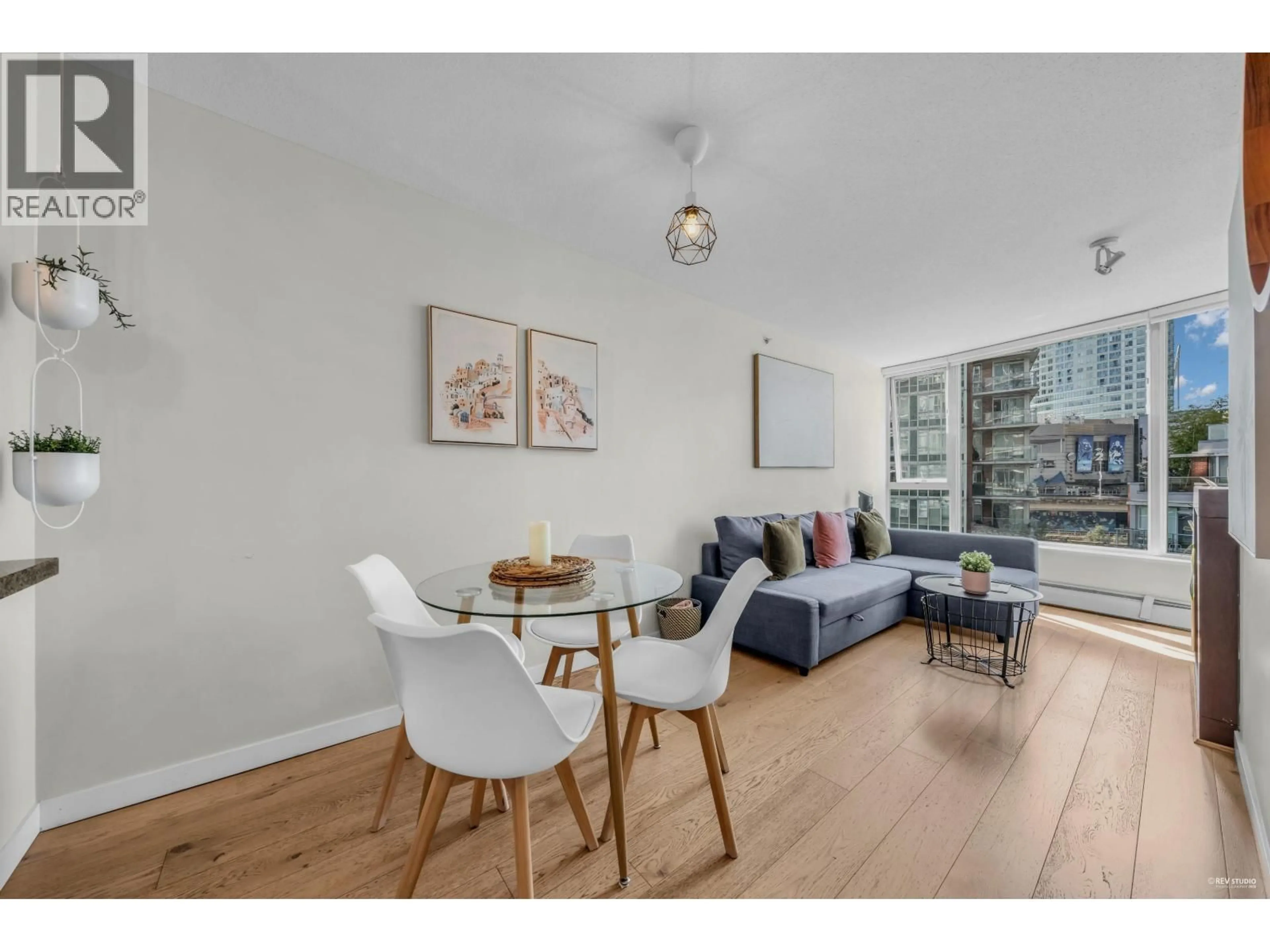 Living room with furniture, wood/laminate floor for 703 - 58 KEEFER PLACE, Vancouver British Columbia V6B0B8