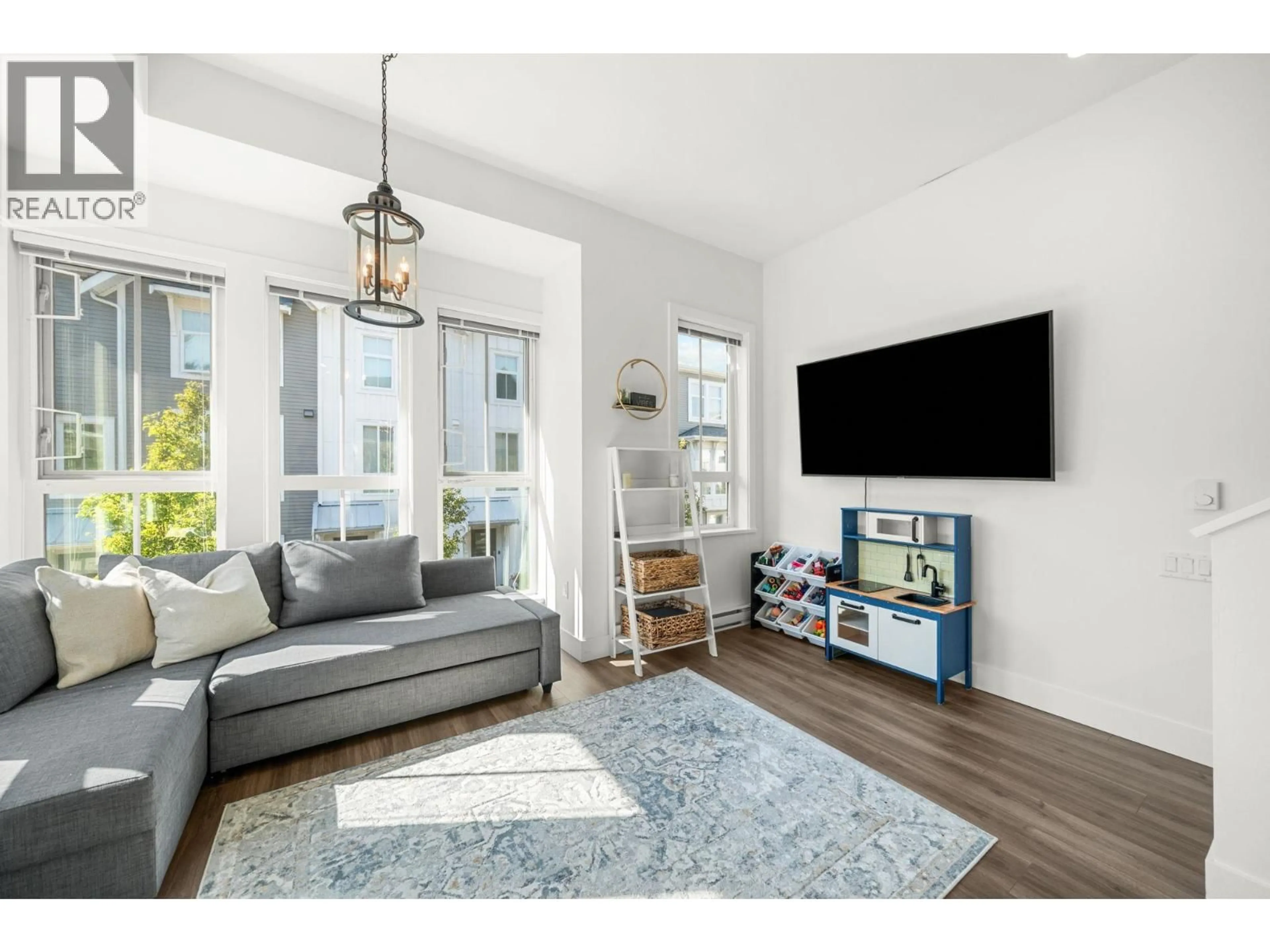 Living room with furniture, wood/laminate floor for 39 - 4656 ORCA WAY, Tsawwassen British Columbia V4M0C9
