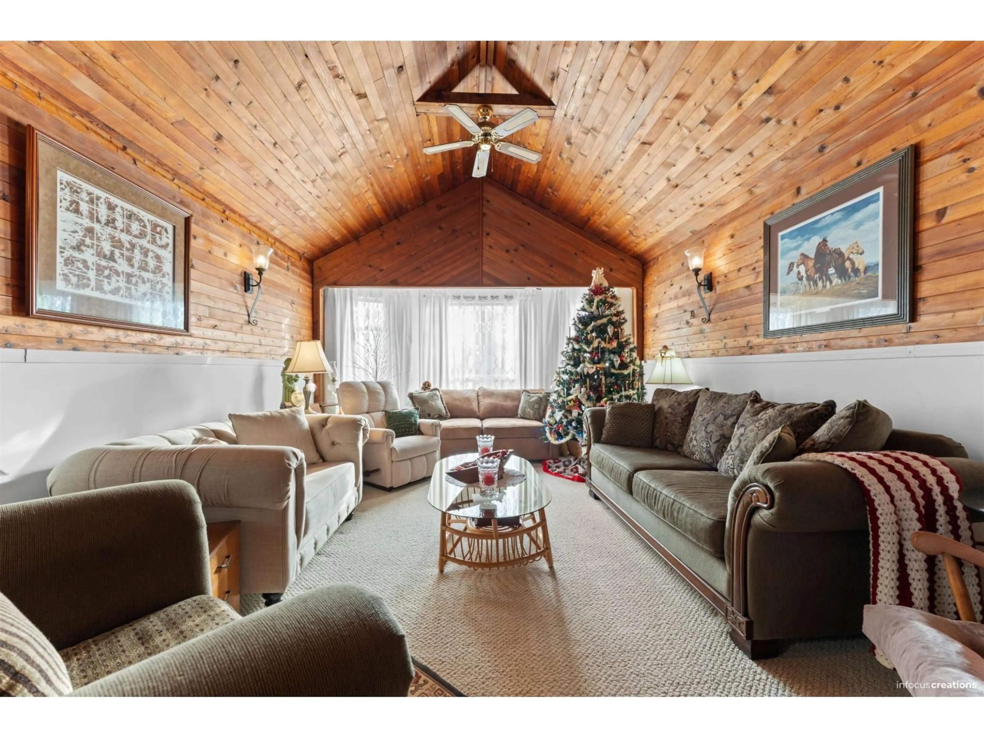 Living room with furniture, wood/laminate floor for 17307 58, Surrey British Columbia V3S1K7