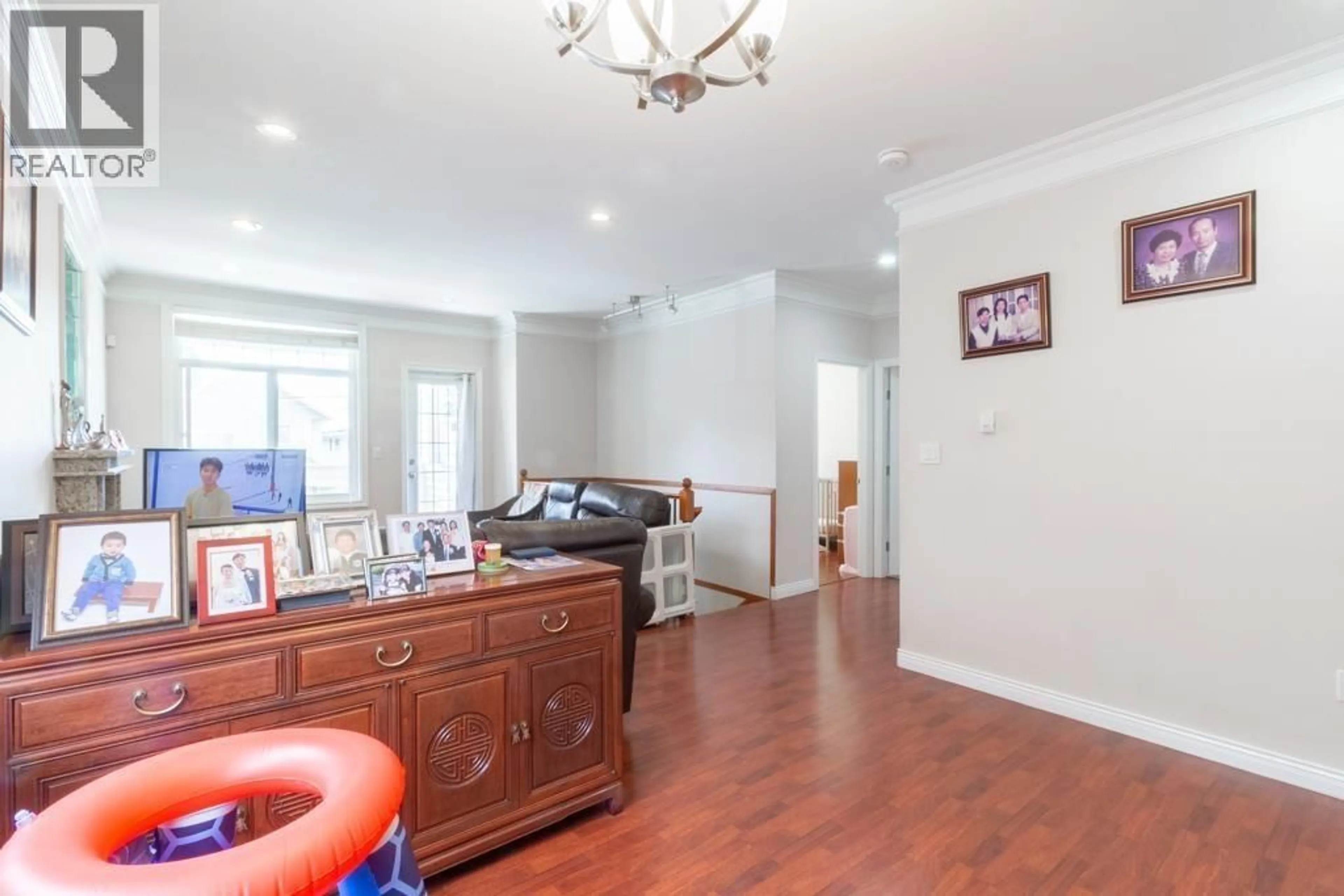 Indoor foyer for 7487 ROSEWOOD STREET, Burnaby British Columbia V5E2G6