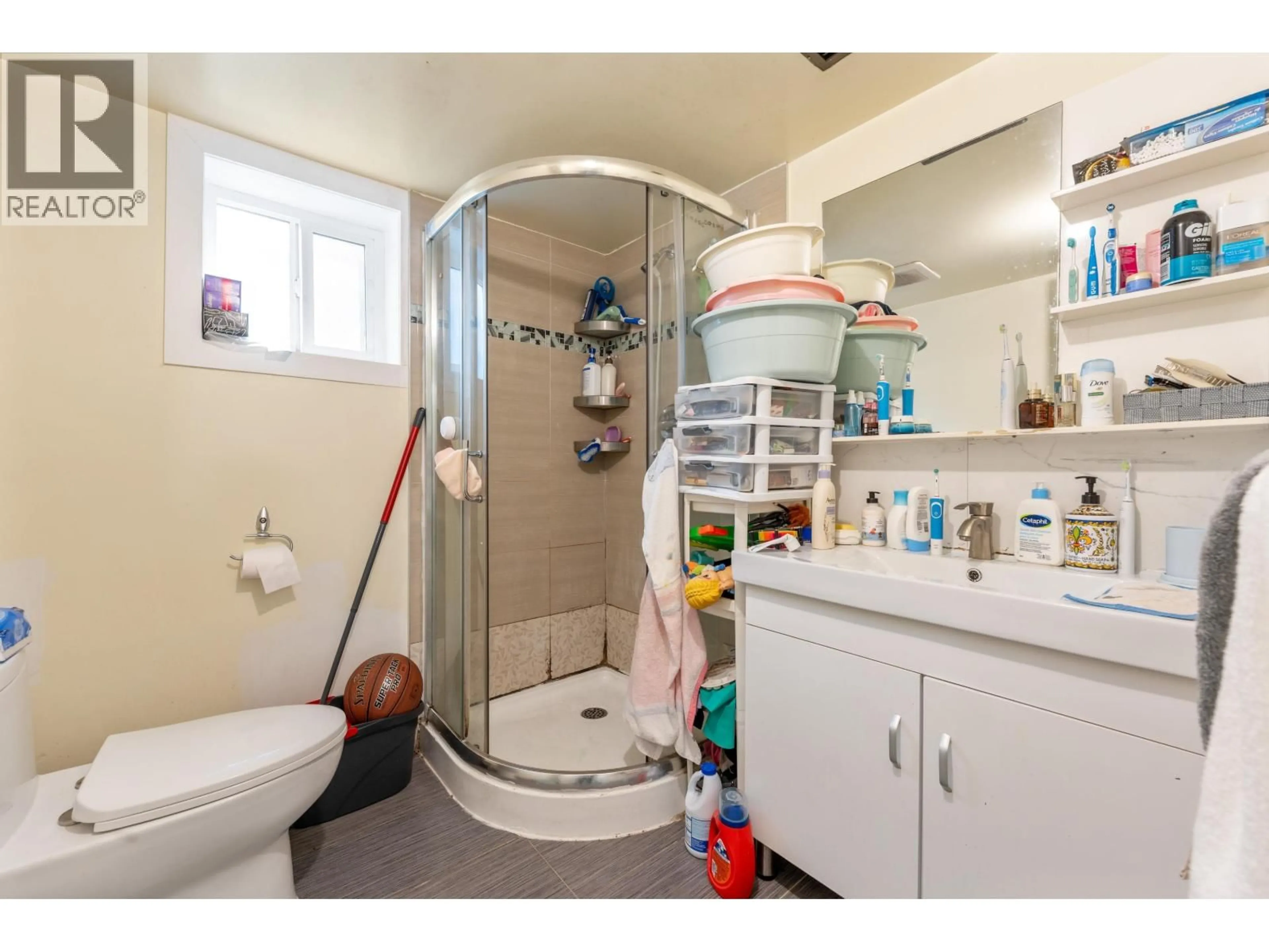 Standard bathroom, ceramic/tile floor for 1465 49TH AVENUE, Vancouver British Columbia V5P1S4